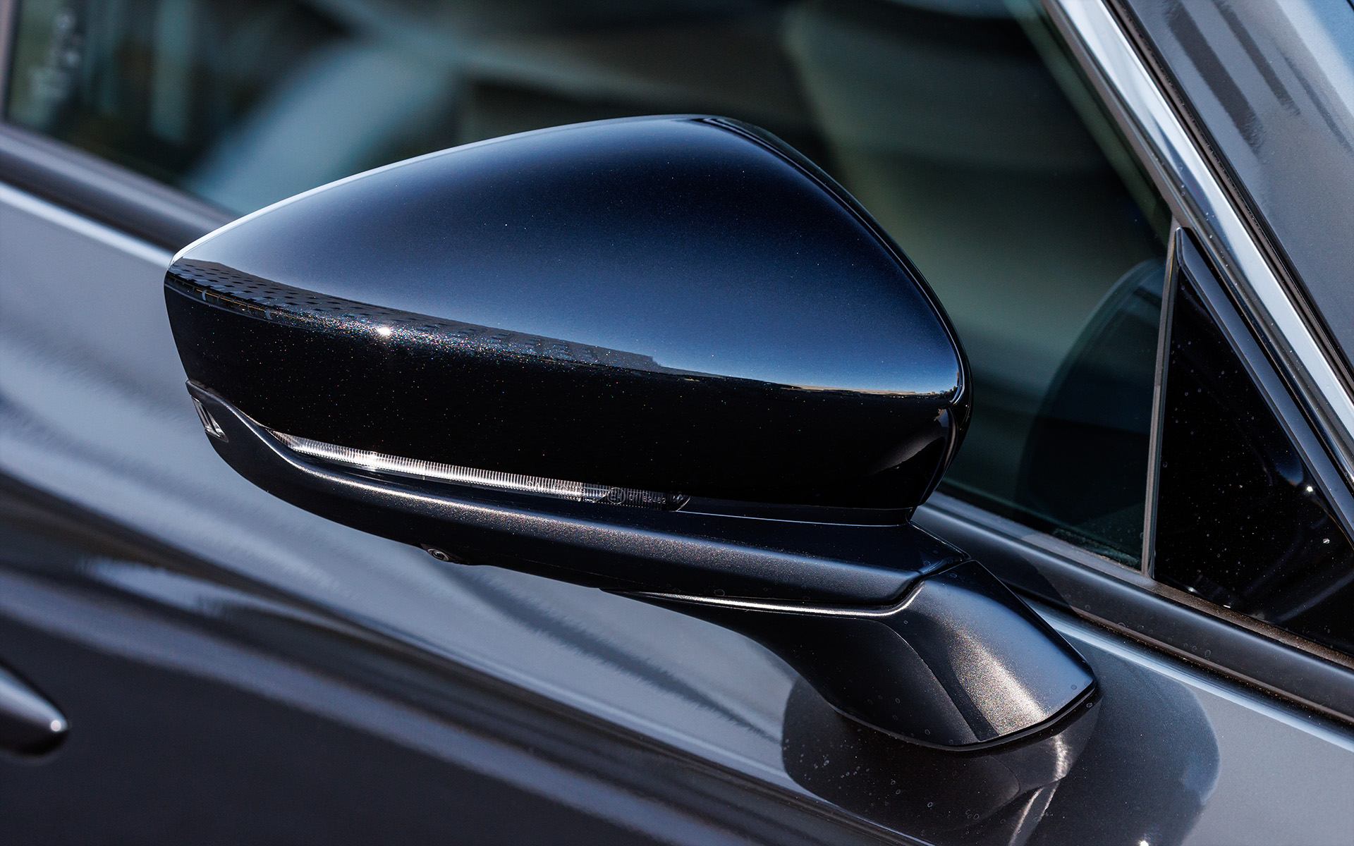 ドアミラーはRetro Sports Editionと同じくピアノブラック