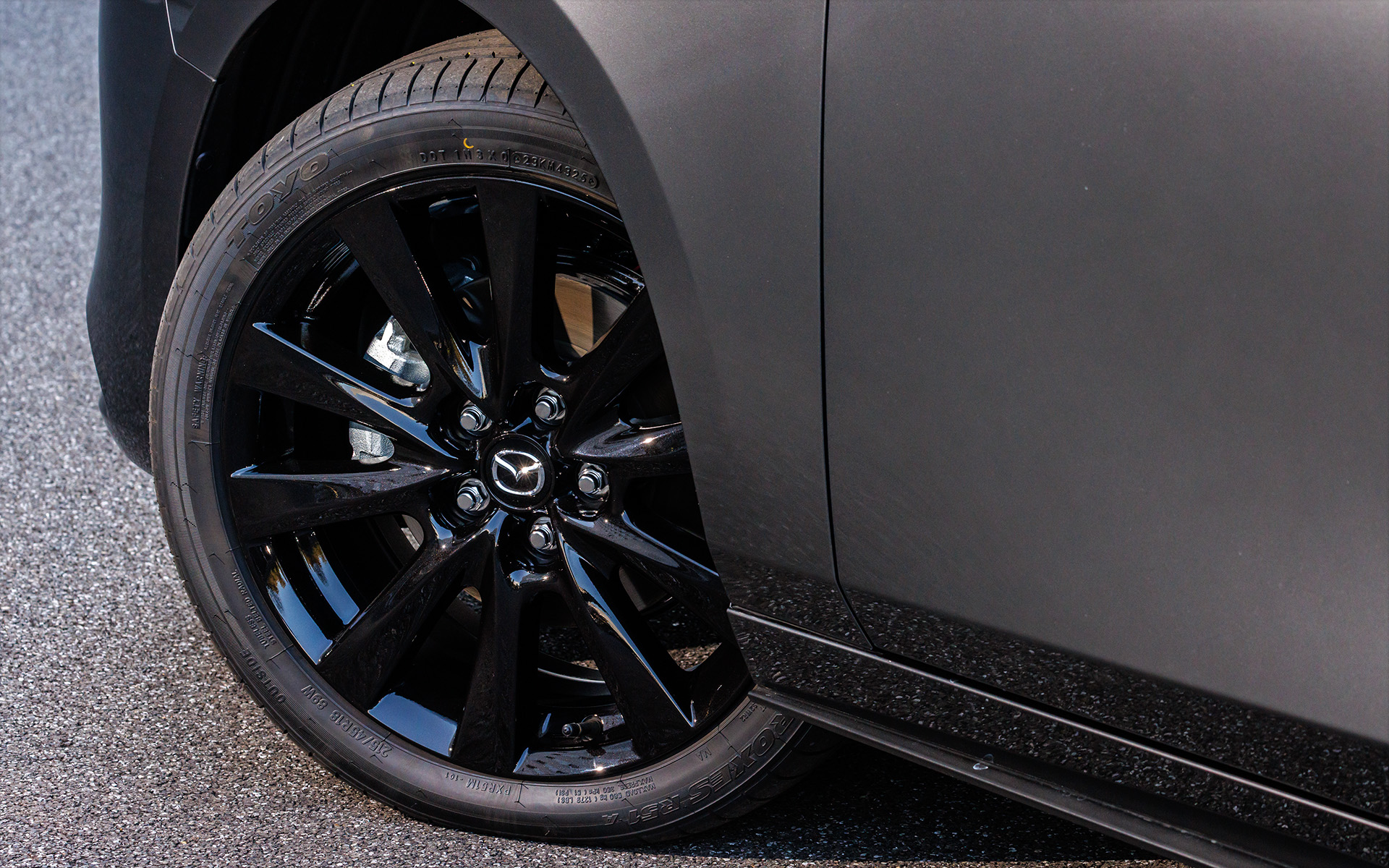 タイヤサイズは215/45R18、ブラックメタリックの18インチアルミホイールが標準となる