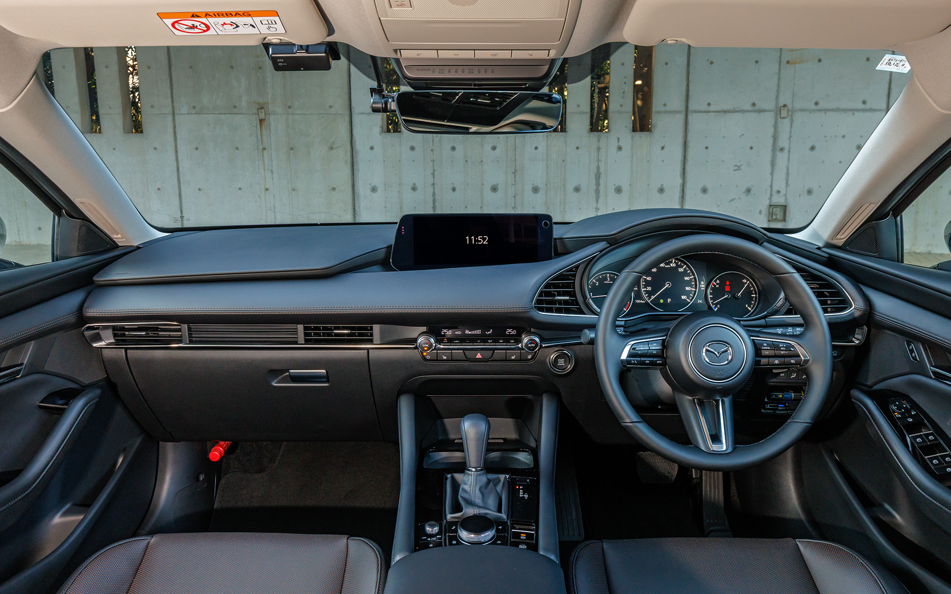 セダンのインテリアカラーはブラックのみ。ファストバックと異なりルーフライニングがグレーになる