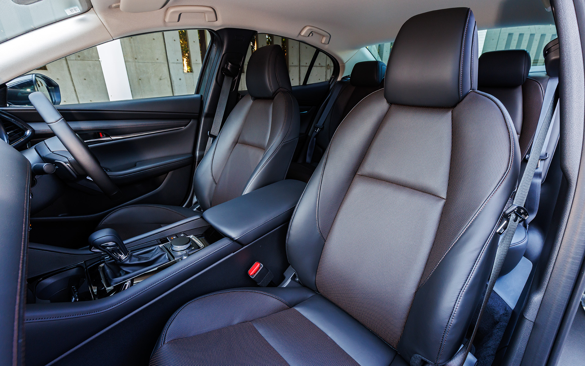 シート表皮はブラックのスムースレザー（本革）。シートヒーターは運転席＆助手席とも標準装備で運転席は10wayのパワーシートになる