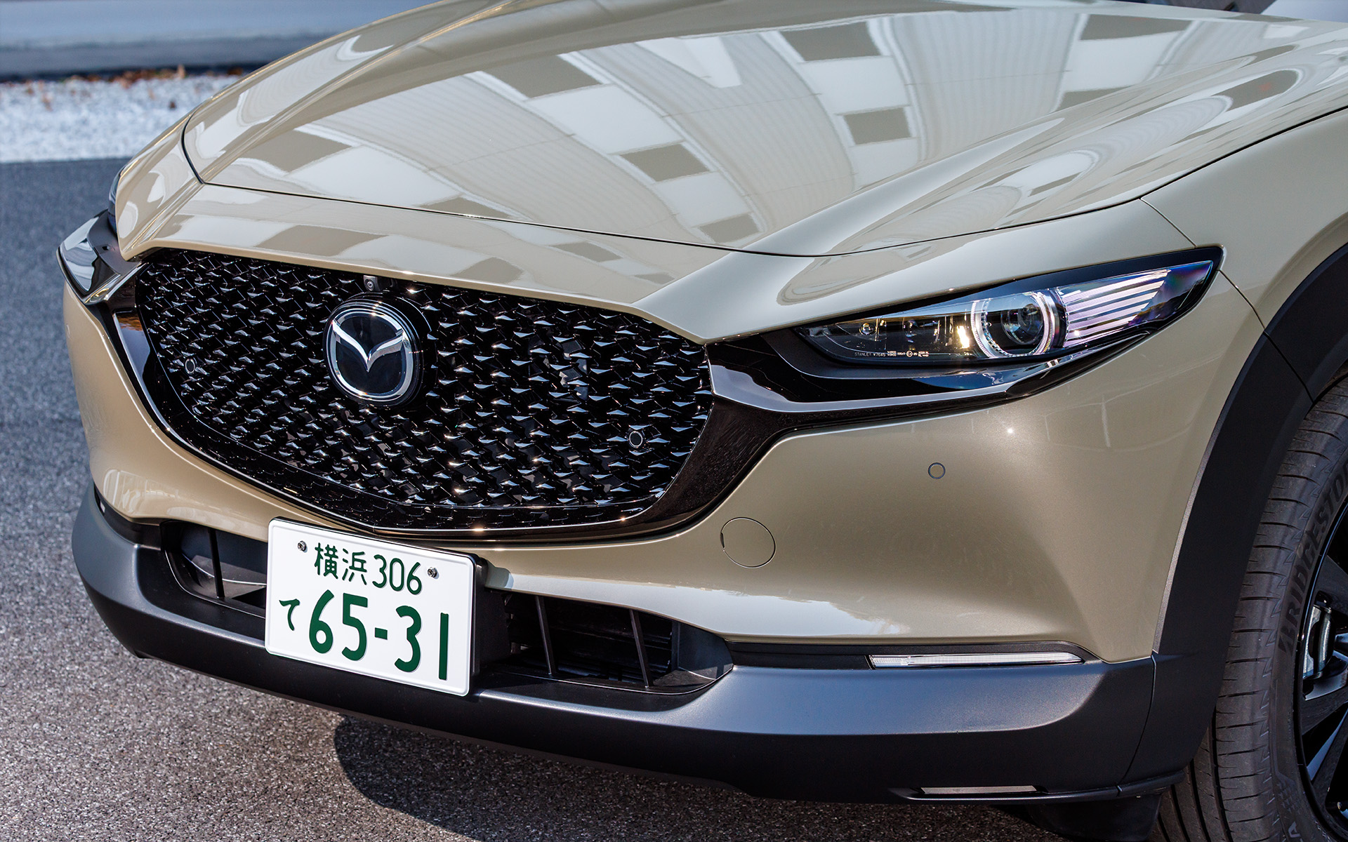 シグネチャーウイングにブラッククロームを採用。ピアノブラックのフロントグリルとの組み合わせになる