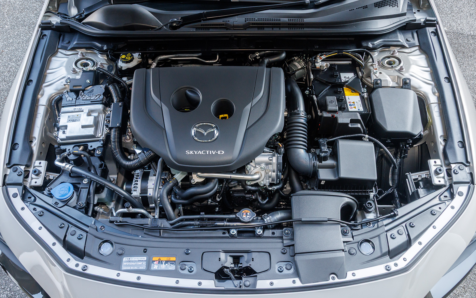 1.8リッター 直列4気筒ディーゼルターボエンジン。MAZDA3と同じく最高出力95kW（130PS）/4000rpm、最大トルク270Nm（27.5kgm）/1600-2600rpmを発生する