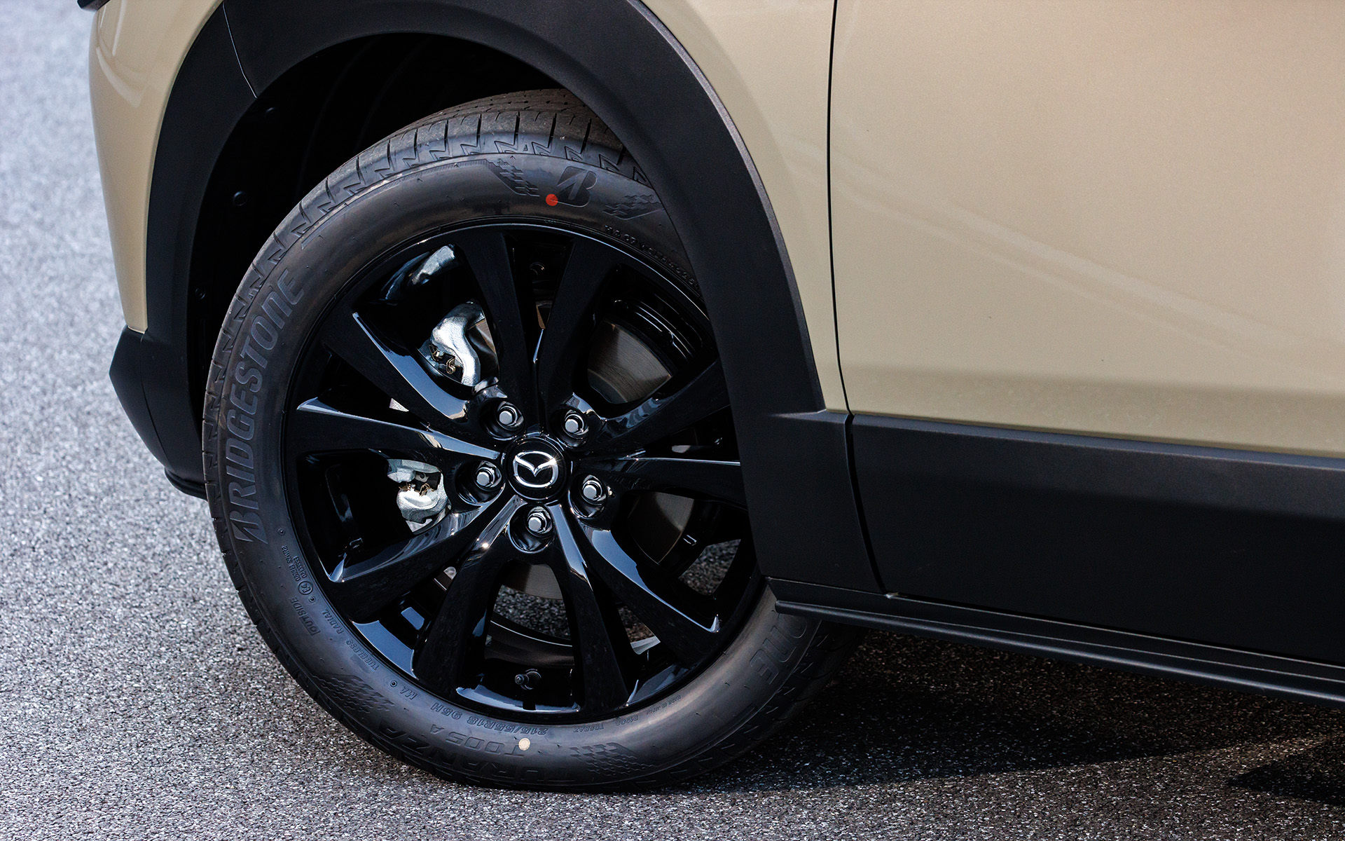 ブラックメタリック塗装の18インチアルミホイールを装着。タイヤサイズは215/55R18