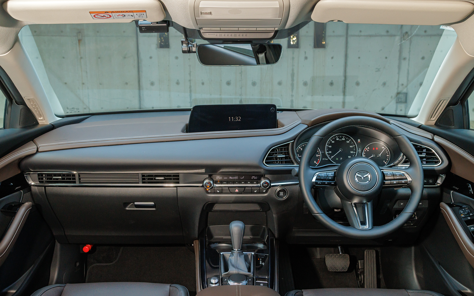 インテリアカラーはブラックとリッチブラウンのコンビネーション。ドアトリムも合成皮革として高級感をアップ