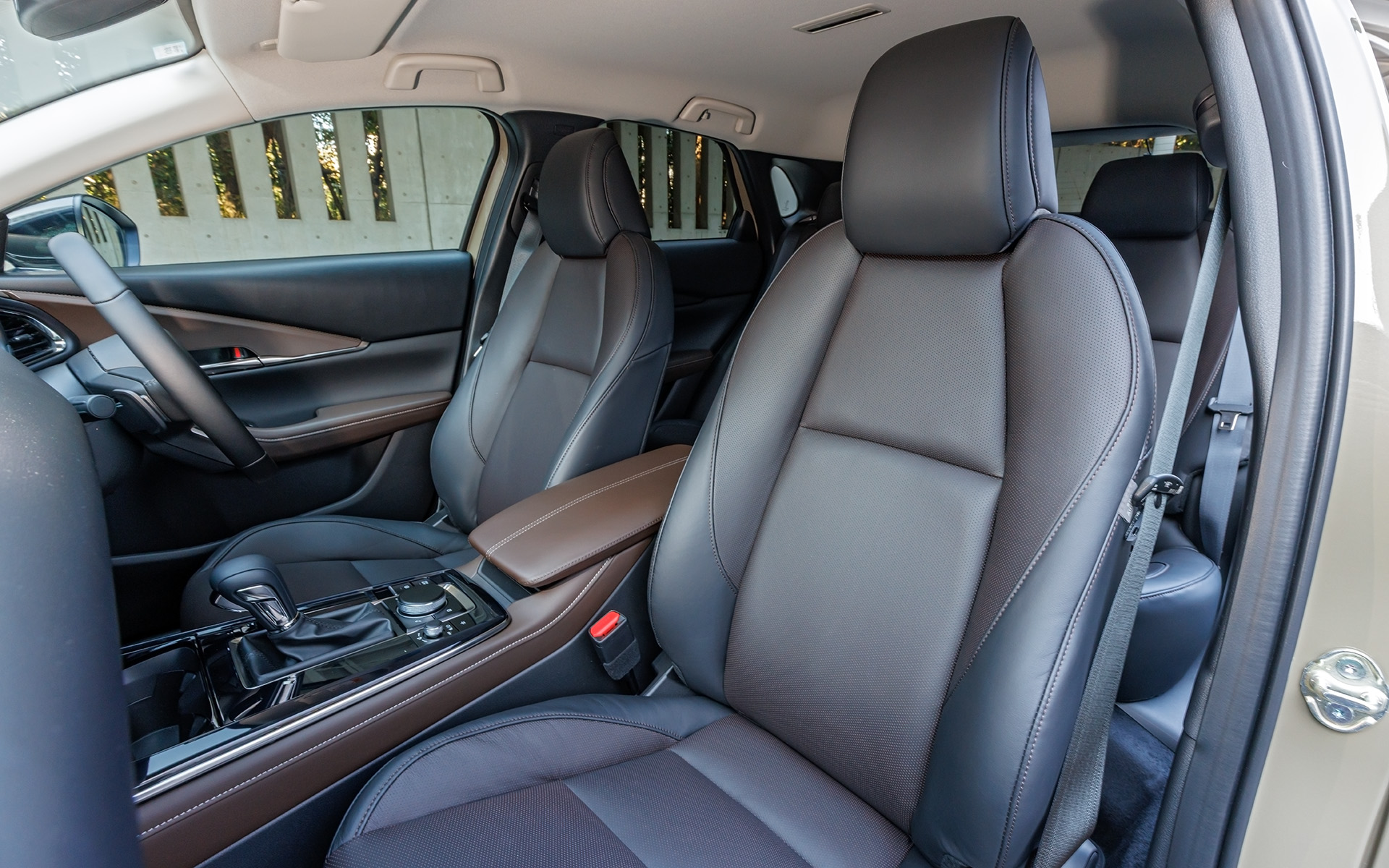 シート表皮はスムースレザー。ブラックのほかピュアホワイトも選択可能