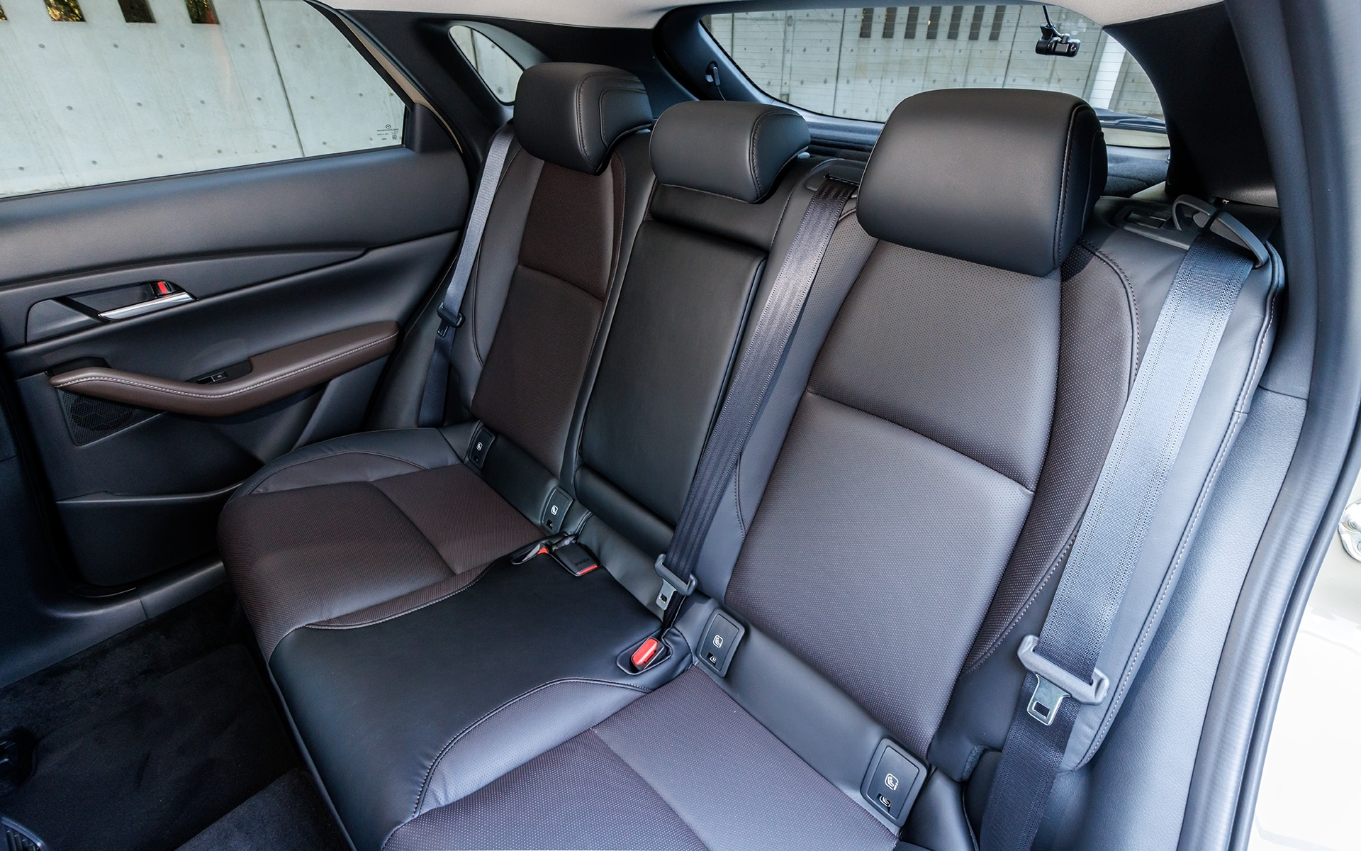 シート表皮はスムースレザー。ブラックのほかピュアホワイトも選択可能