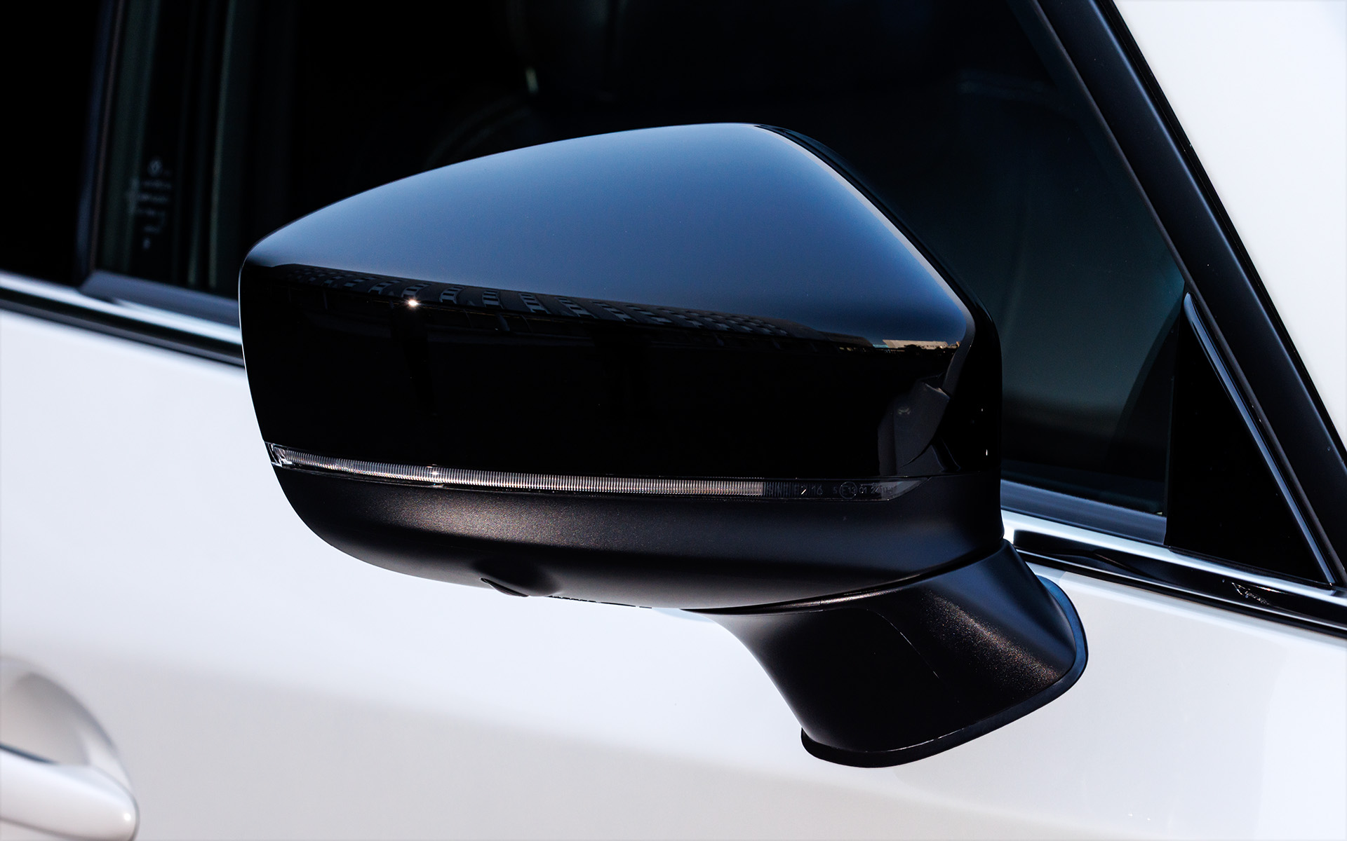 ドアミラーはピアノブラック
