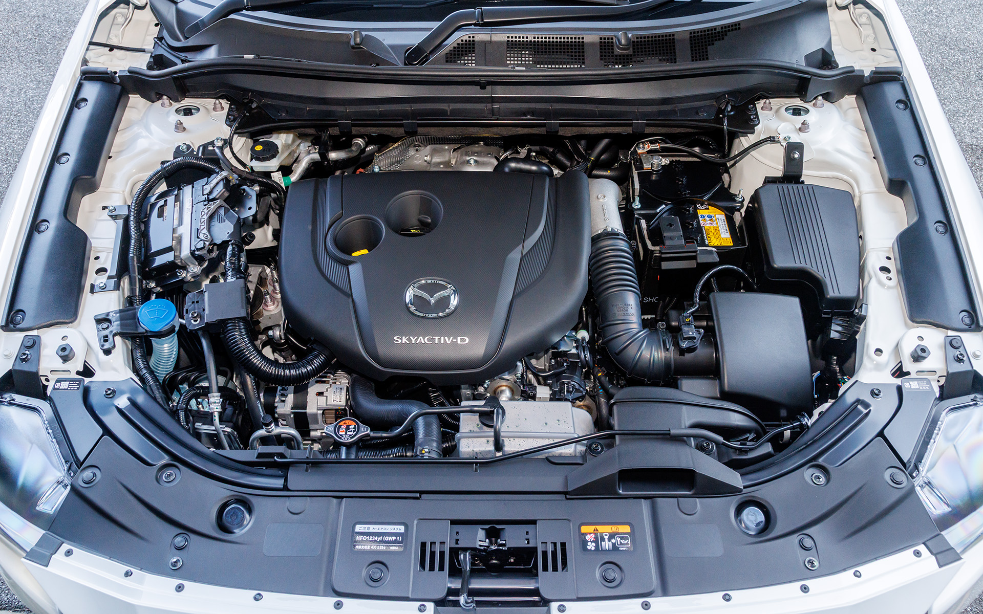 2.2リッター 直列4気筒ディーゼルターボエンジン。最高出力147kW（200PS）/4000rpm、最大トルク450Nm（45.9kgm）/2000rpmを発生する