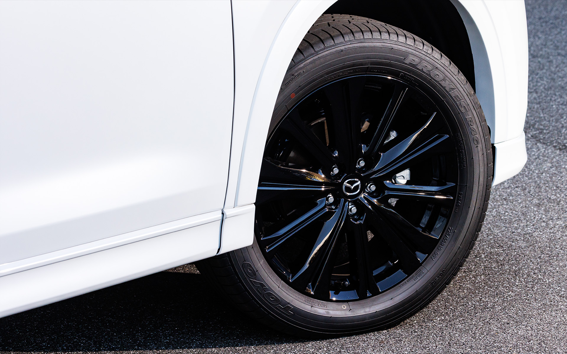 タイヤは225/55R19。ブラックメタリック塗装の19インチアルミホイールとの組み合わせになる