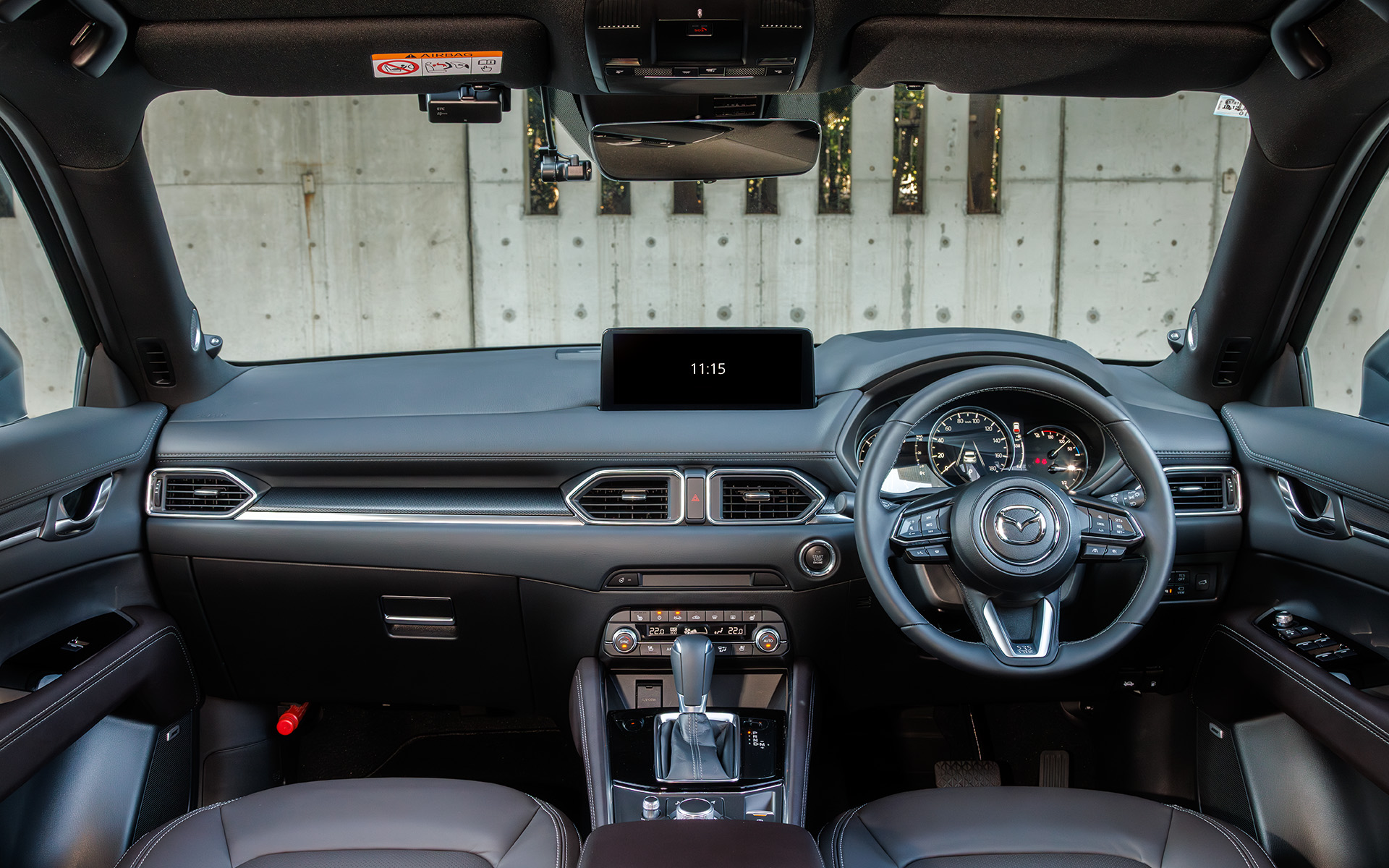 バックミラーはグレード中唯一となるフレームレスタイプ。インパネやドアトリムの加飾はハニカムシルバーとサテンクロームメッキの組み合わせ