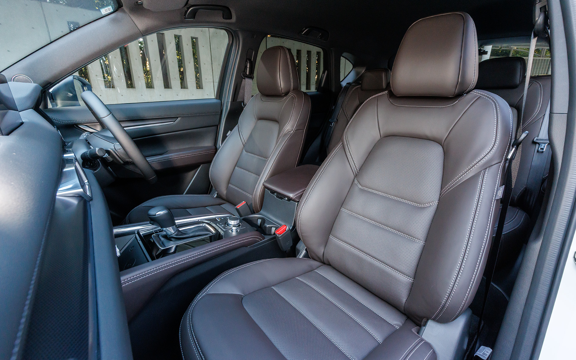 シート表皮はディープレッドのナッパレザー。運転席10way、助手席6wayのパワーシートを装備。前席はシートヒーター＆ベンチレーション。後席にもシートヒーター標準と豪華な内容