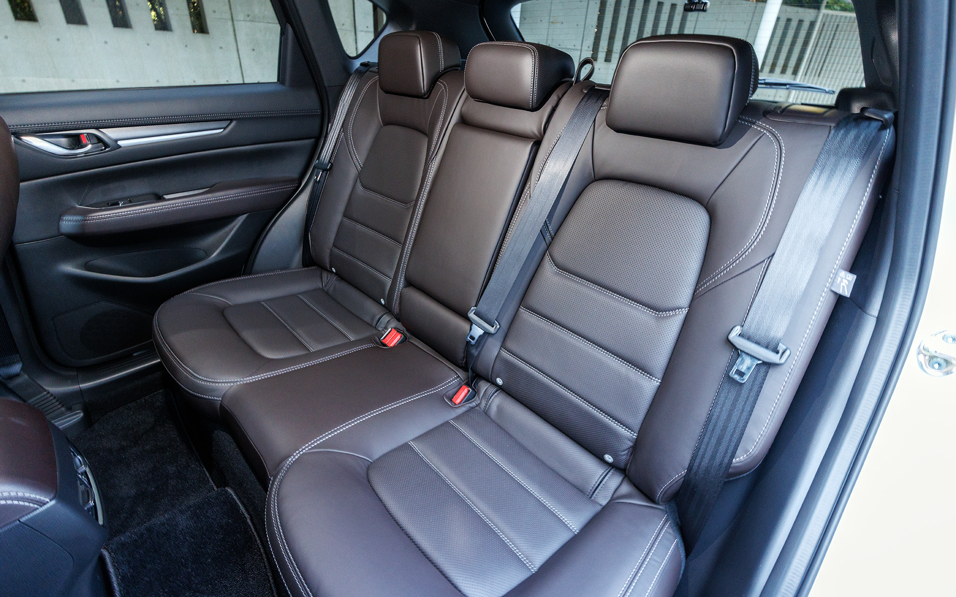 シート表皮はディープレッドのナッパレザー。運転席10way、助手席6wayのパワーシートを装備。前席はシートヒーター＆ベンチレーション。後席にもシートヒーター標準と豪華な内容