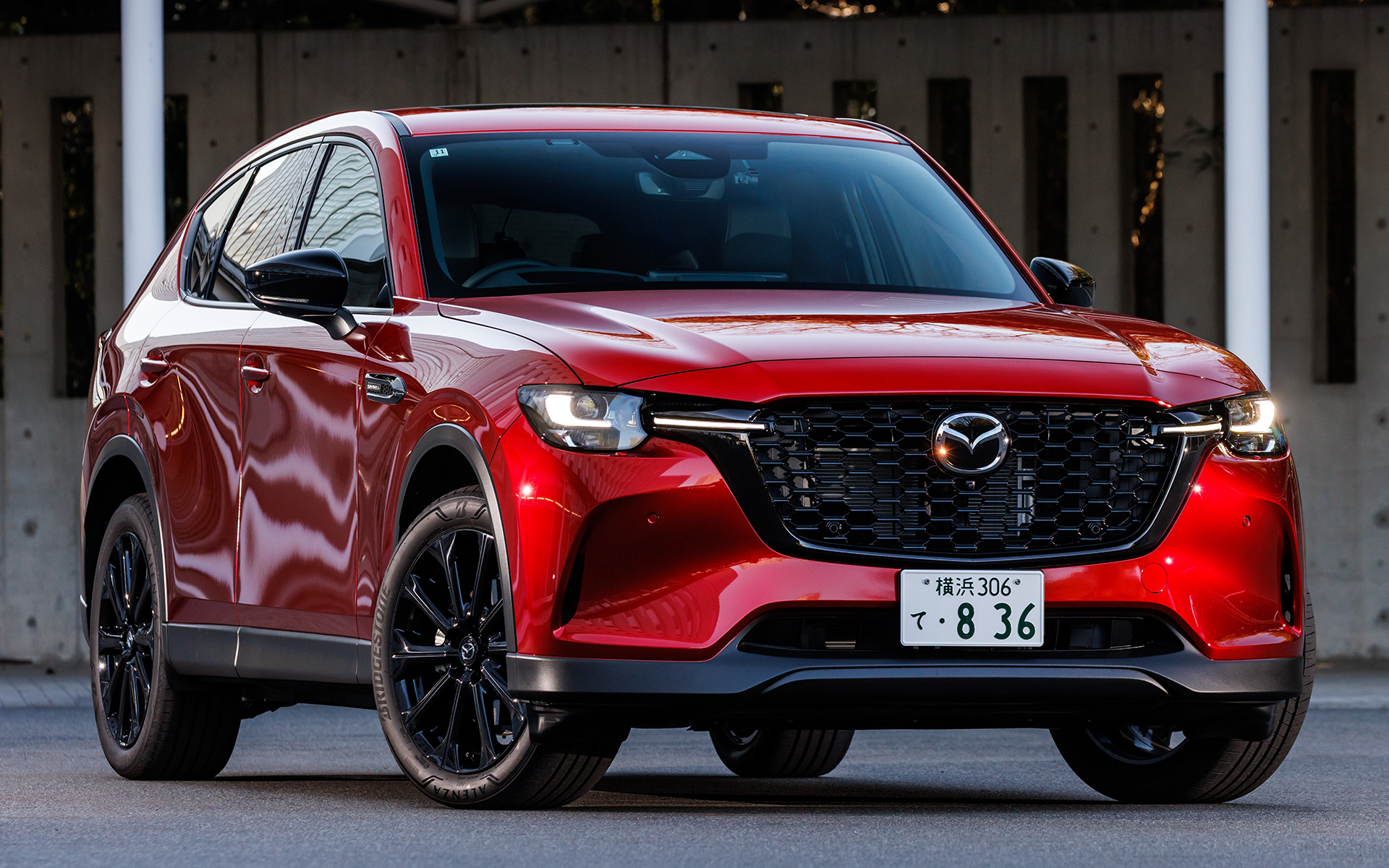 撮影車両はCX-60 XD Drive Edition Nappa Leather Package。ボディカラーはソウルレッドクリスタルメタリック。ハイブリッド車以外のXD系グレードはほぼ同様の外観