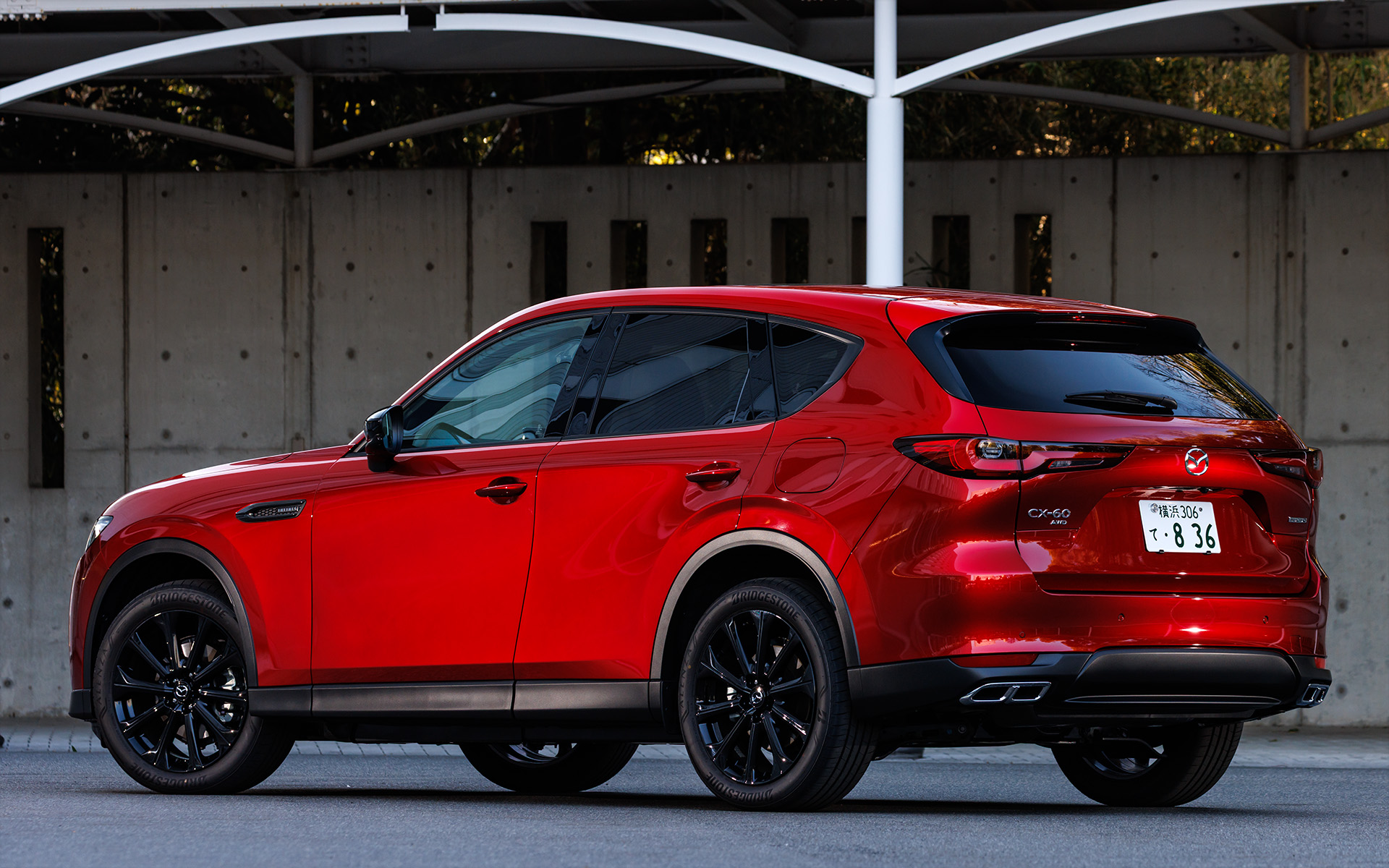 撮影車両はCX-60 XD Drive Edition Nappa Leather Package。ボディカラーはソウルレッドクリスタルメタリック。ハイブリッド車以外のXD系グレードはほぼ同様の外観