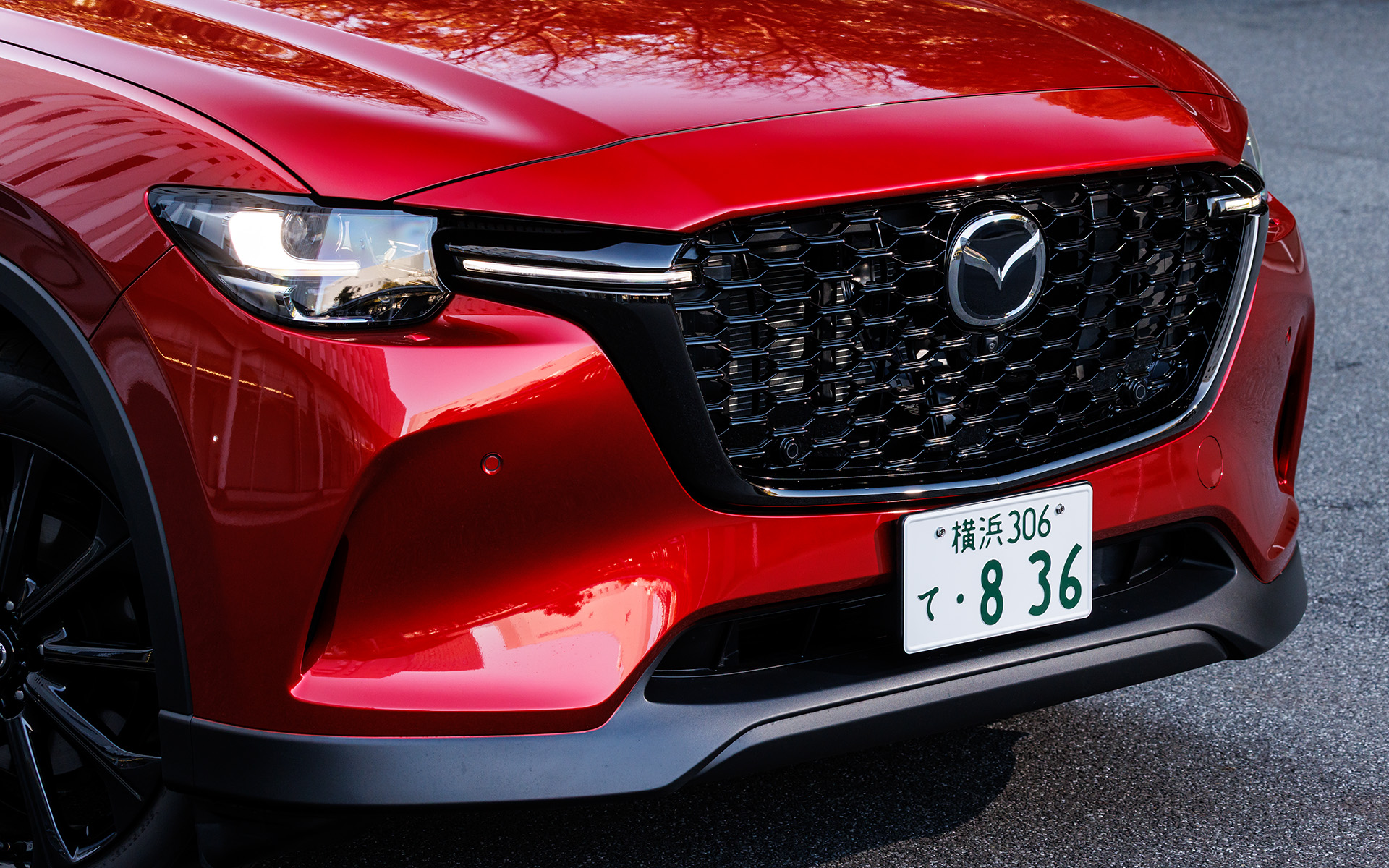 フロントグリルはピアノブラック塗装のハニカムタイプ。ブラッククロームのシグネチャーウイングとの組み合わせ