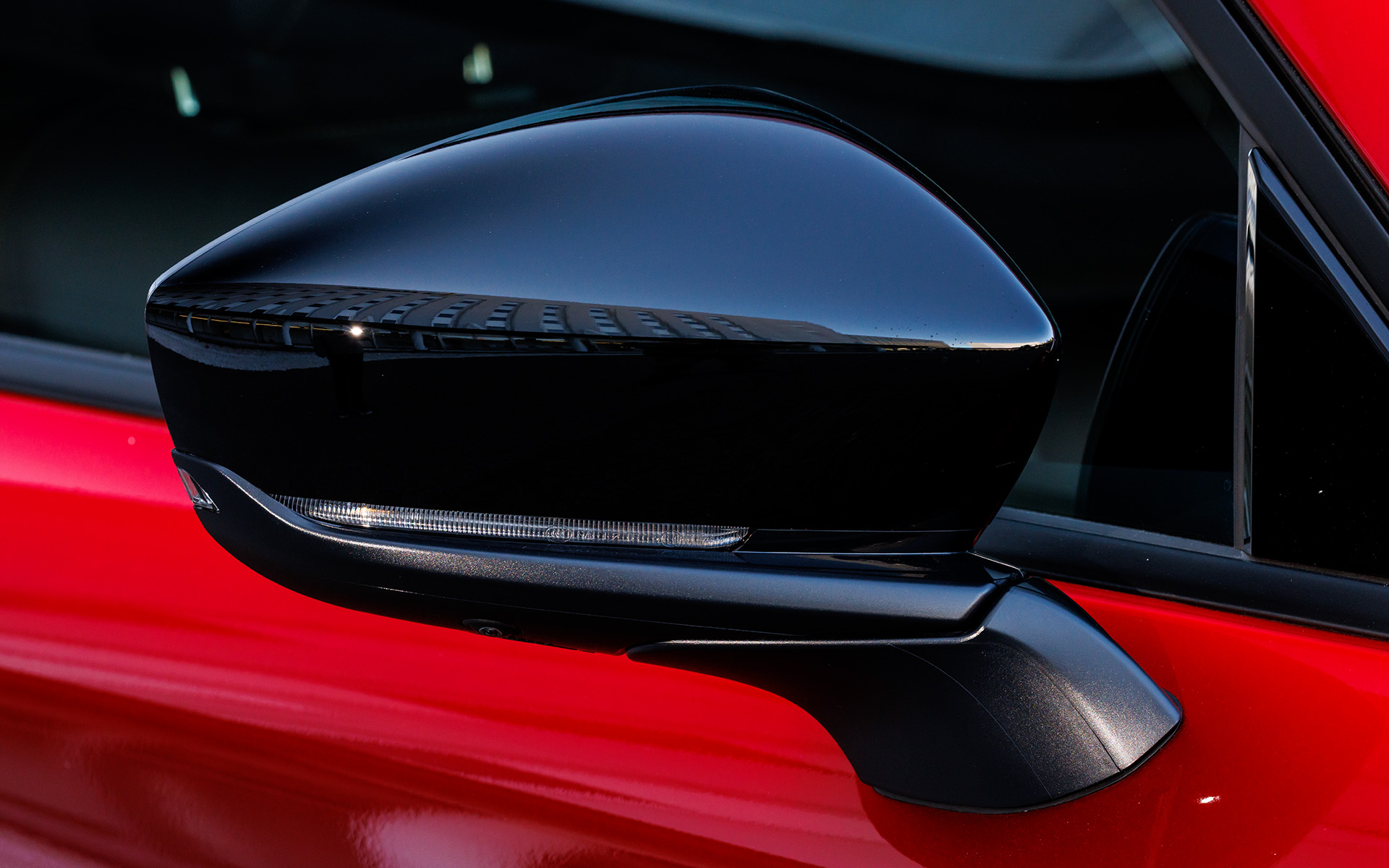 ドアミラーはピアノブラック。これはディーゼルエンジン車共通の装備