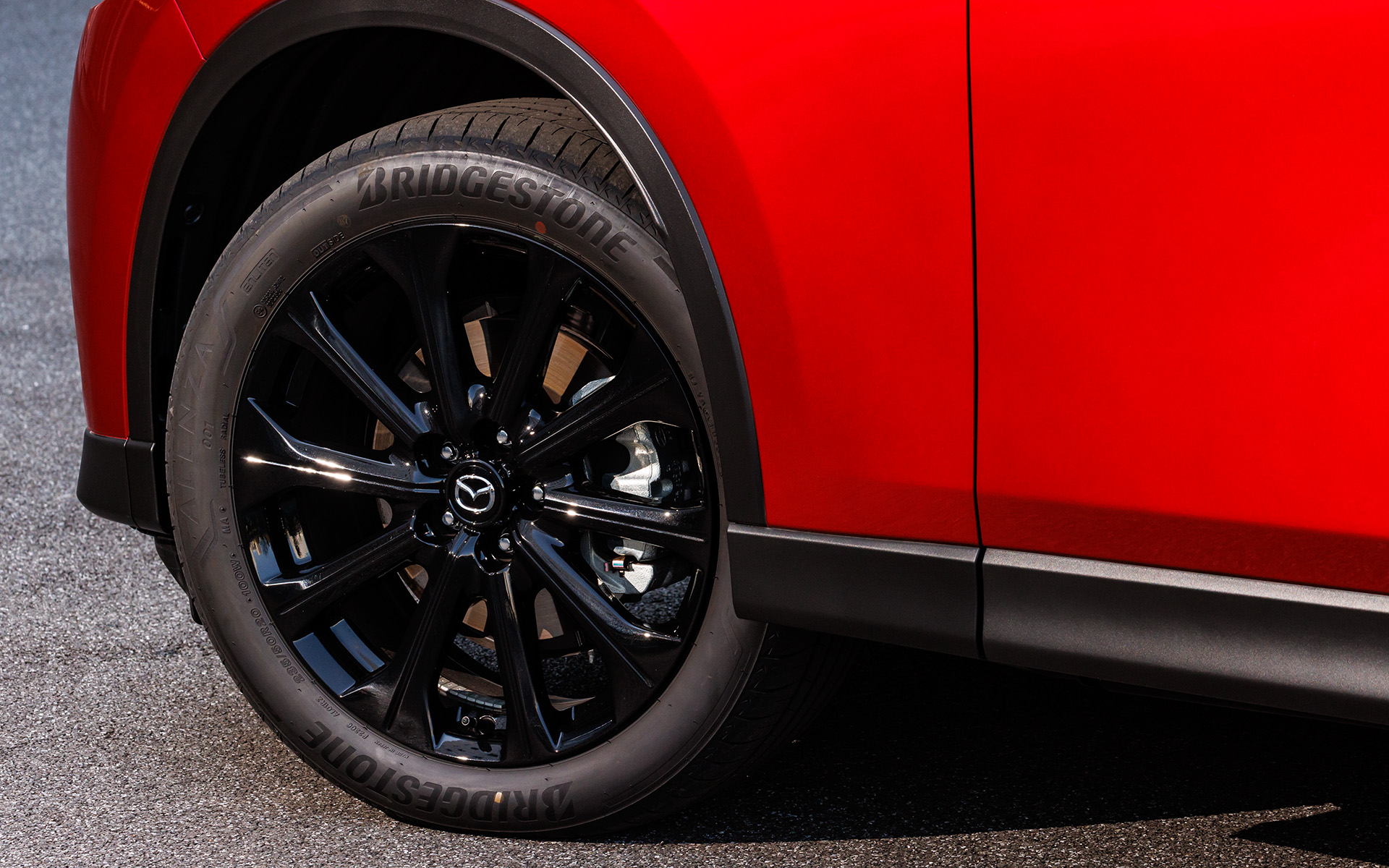 タイヤサイズは235/50R20。XD系グレード専用となるブラックメタリック塗装の20インチアルミホイールと組み合わされる