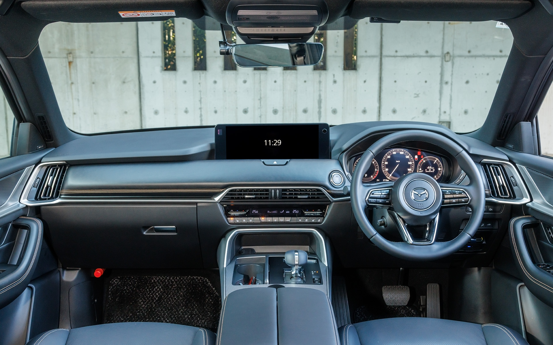 インテリアカラーはブラックのみを設定。XD Drive Editionはグレージュも選択可能