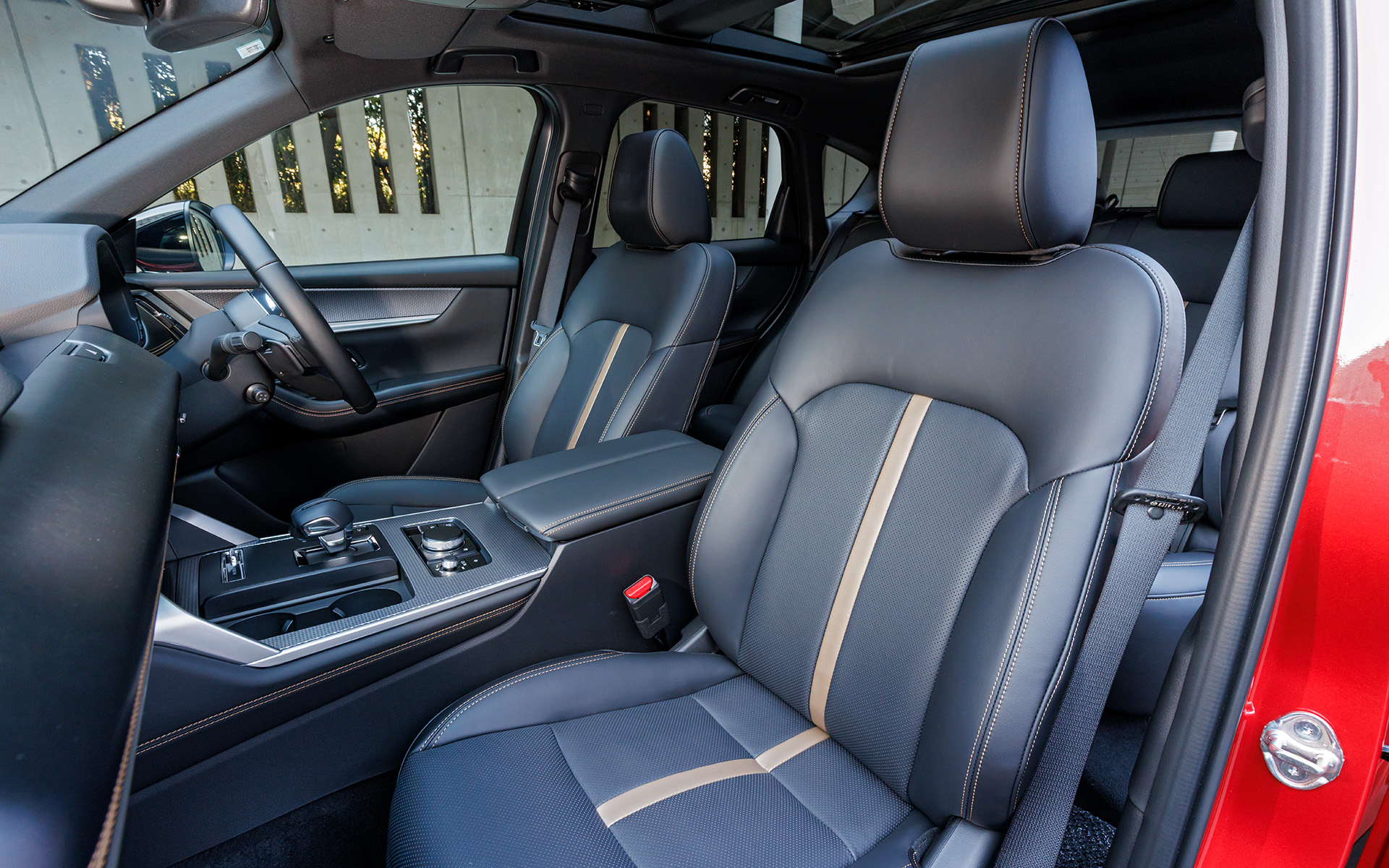 シート表皮はブラックのナッパレザー