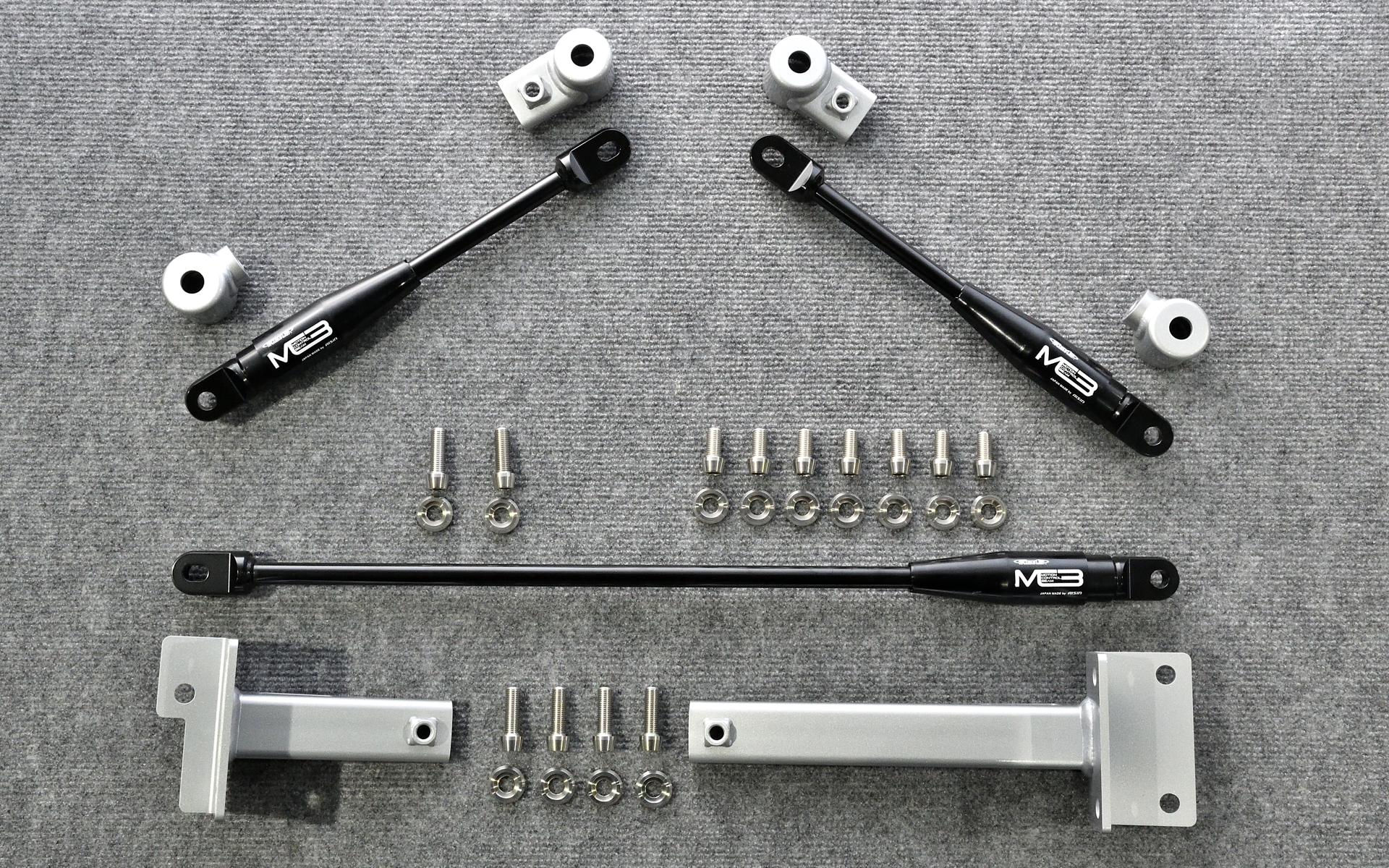 日産「キャラバン」用MCB。フロント用が短い2本、リア用が長い1本。ブラケットとネジ類もすべて付属する