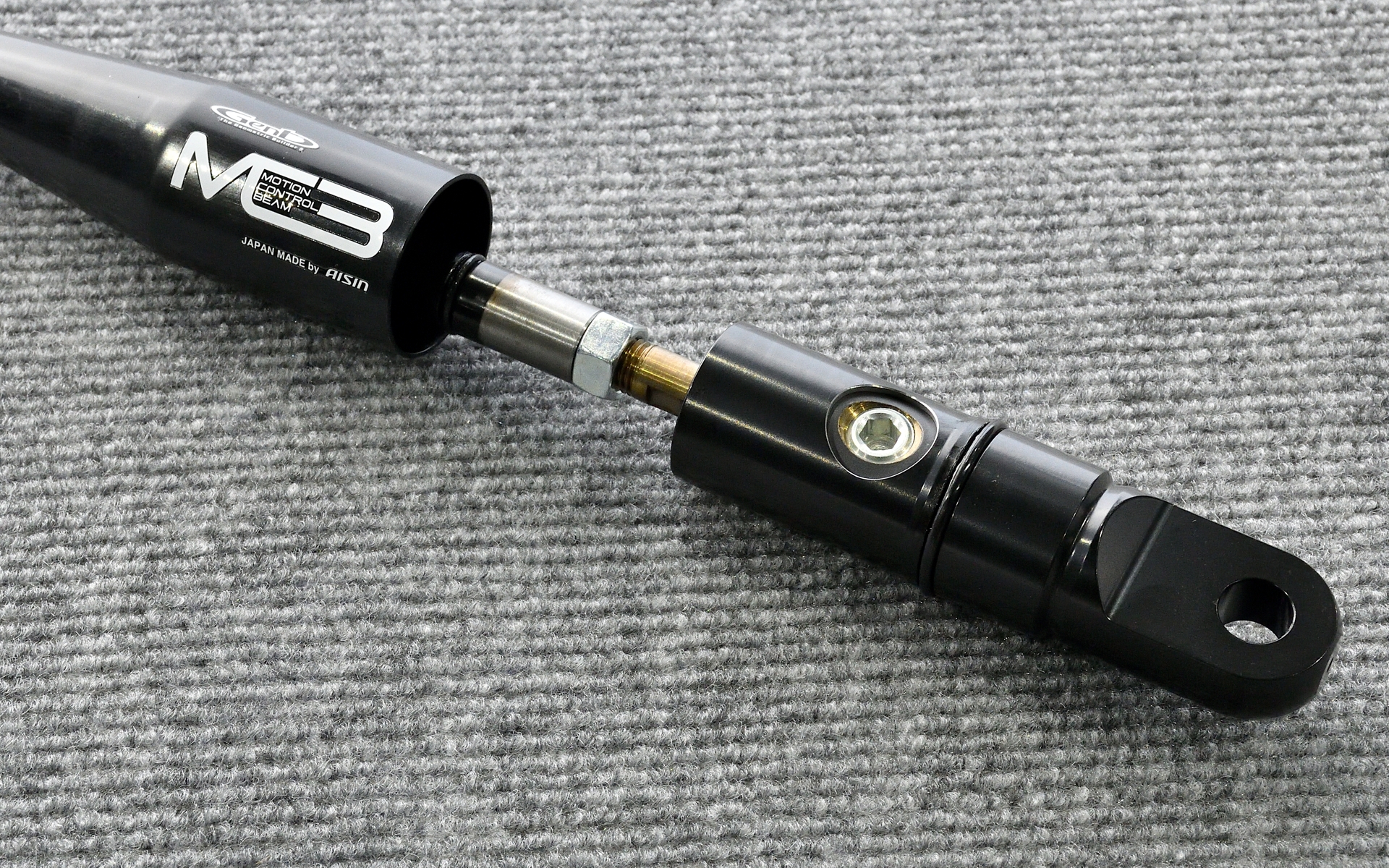 ケースを外すと内部の樹脂をスチールケースに押し当てる力を調整する六角ネジが現れるが、すでに車種別に設定済みなのでユーザーが購入後に調整する必要はない