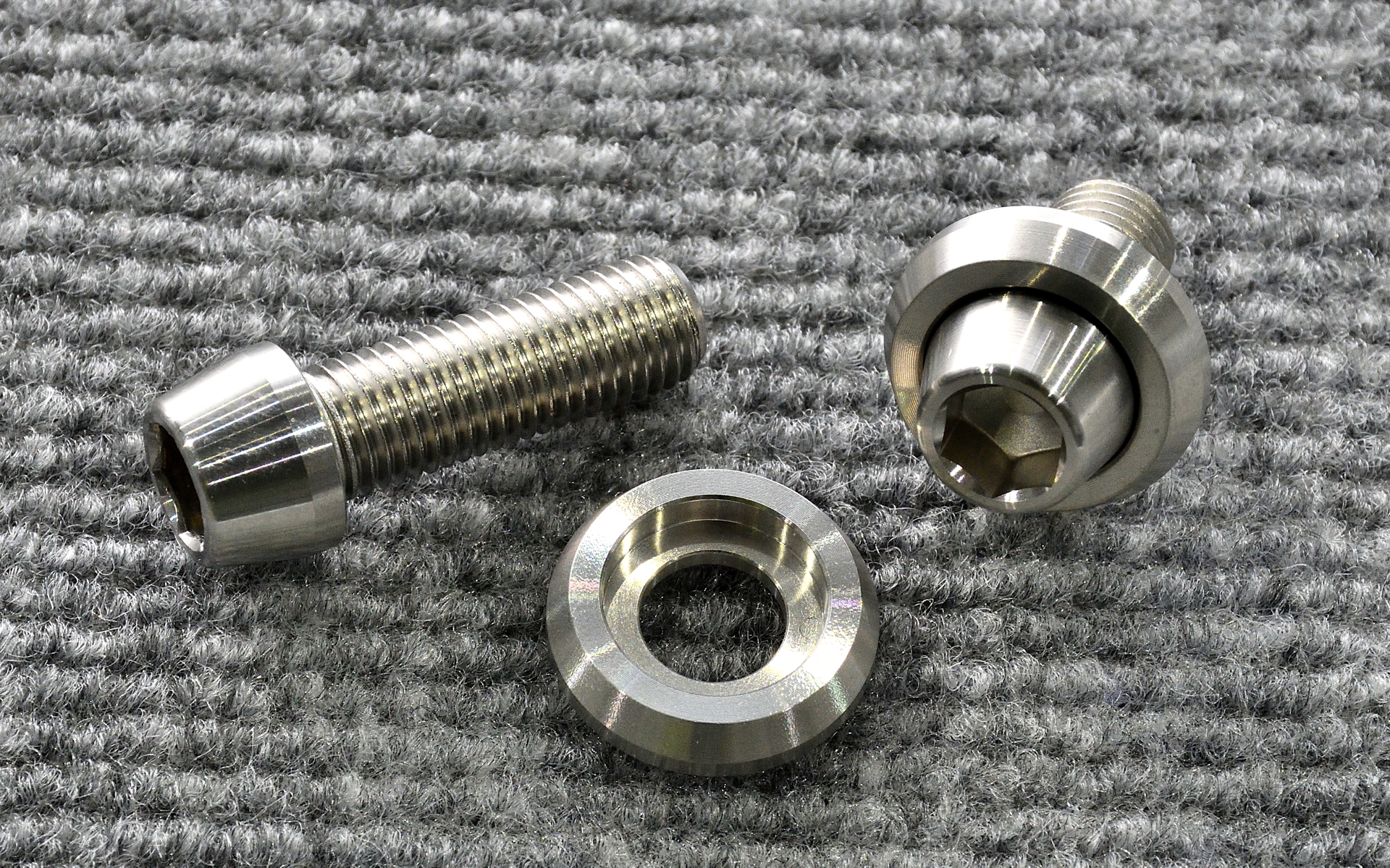 金属をメッキしたネジだとメッキが剥がれたり錆たりするので、ムーンフェイスではステンレス製の削り出しネジを選択している