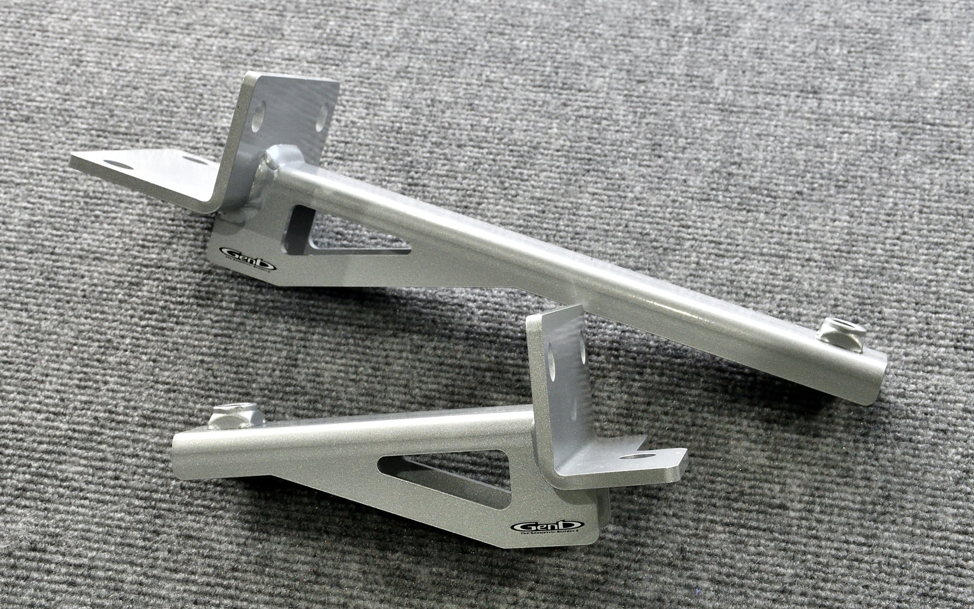 キャラバンのリア用ブラケット。長さはMCBに合わせることになるが、MCBにきちんと仕事をさせるためにはしっかりとした剛性が必要という