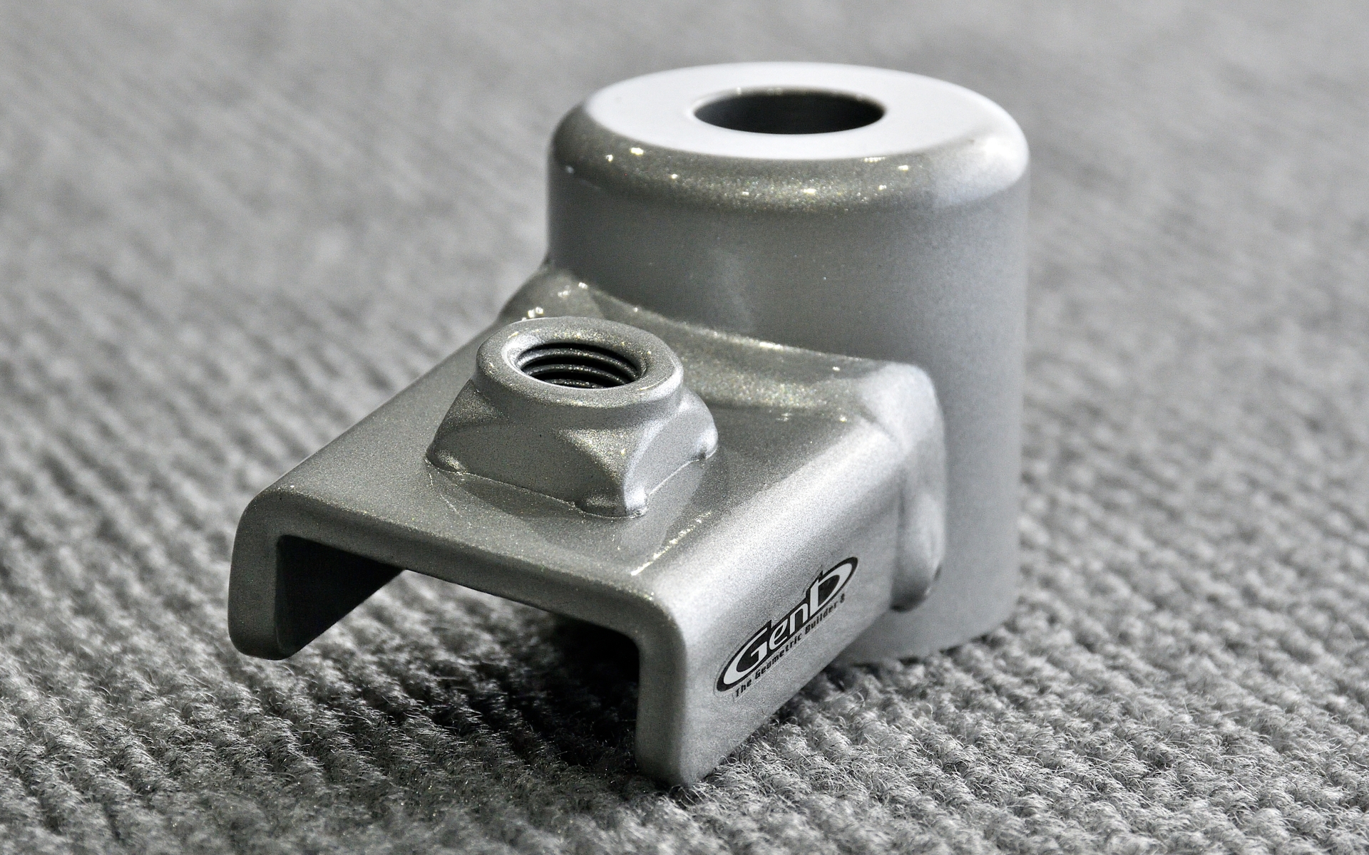 入力をしっかり吸収できるように何度も検証して最適な角度を見出している。また、あらかじめナットを溶接しておくことで取り付けやすさにも配慮している