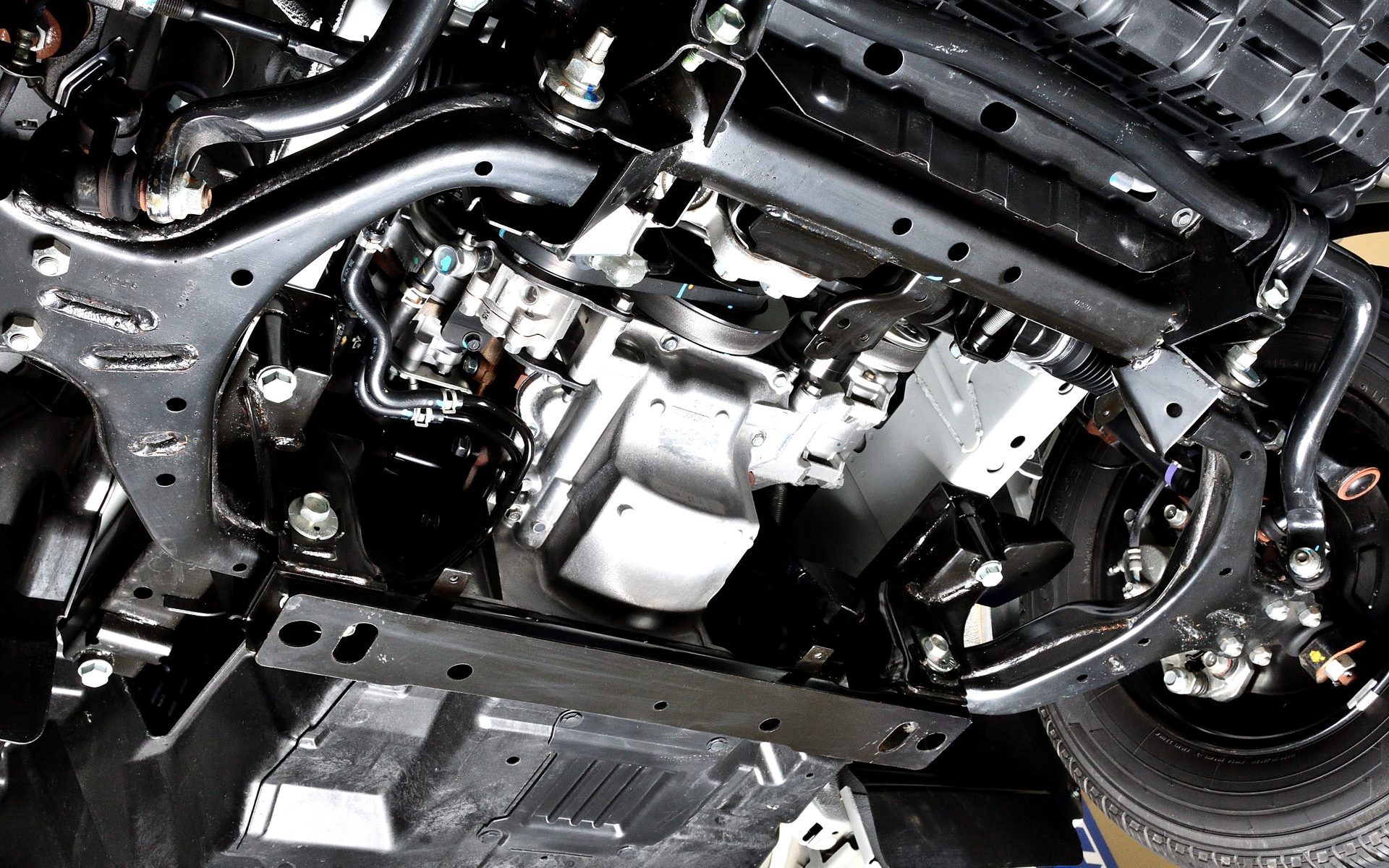 日産キャラバンのフロントまわり。左がノーマル状態、右がMCB装着状態