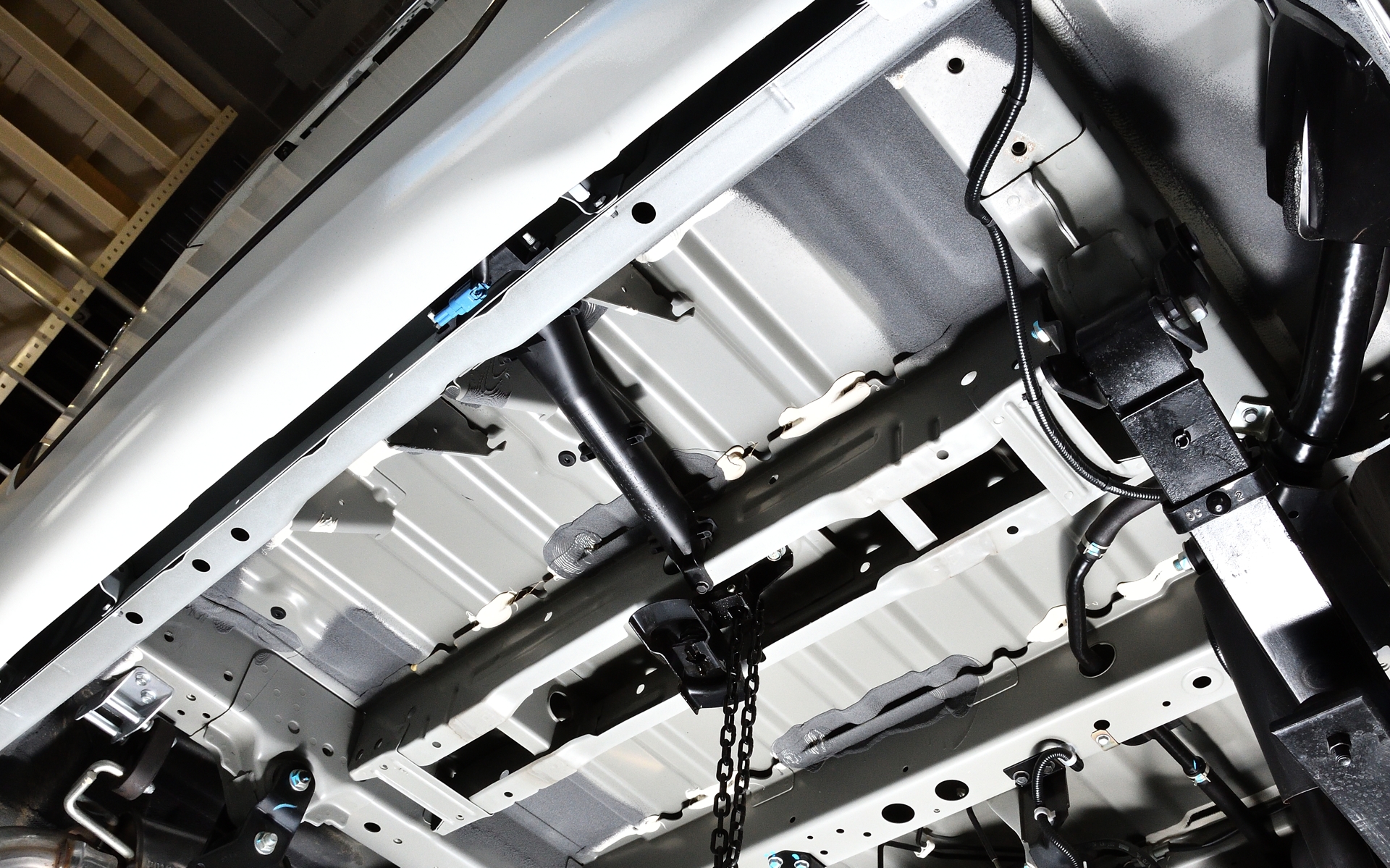 日産キャラバンのリアまわり。左がノーマル状態、右がMCB装着状態。実際にはMCBの下にスペアタイヤが装着される