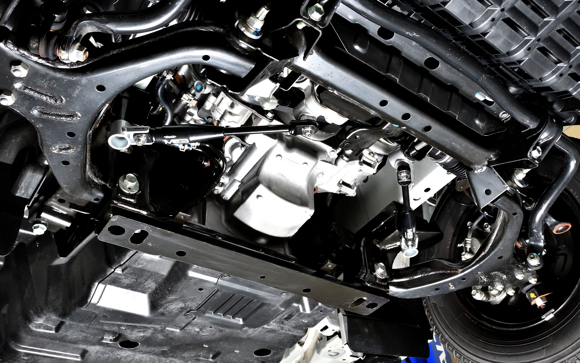 日産キャラバンのフロントまわり。左がノーマル状態、右がMCB装着状態