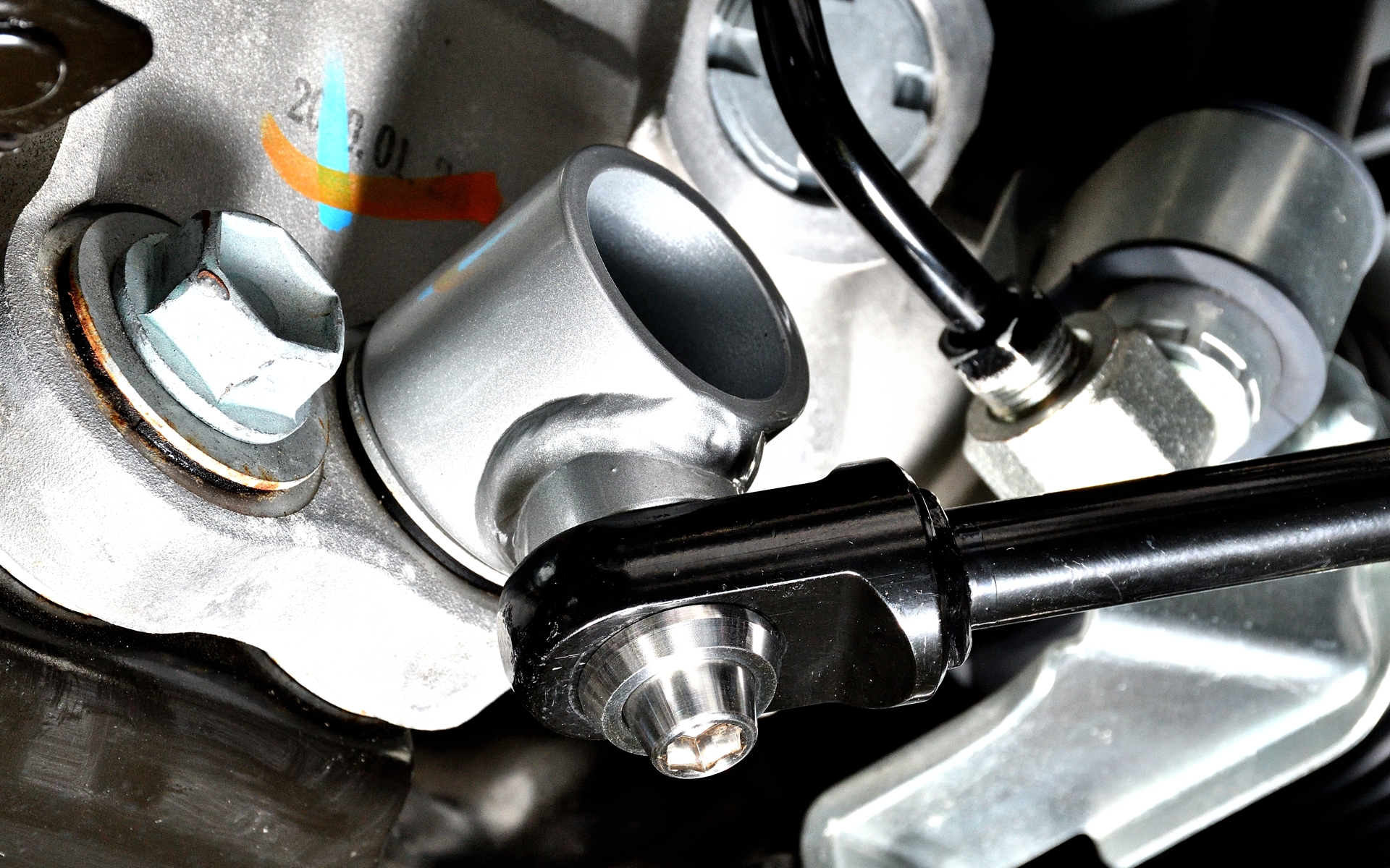 フロント装着部。車体にあるネジを利用してブラケットを装着し、そこにMCBを接続する