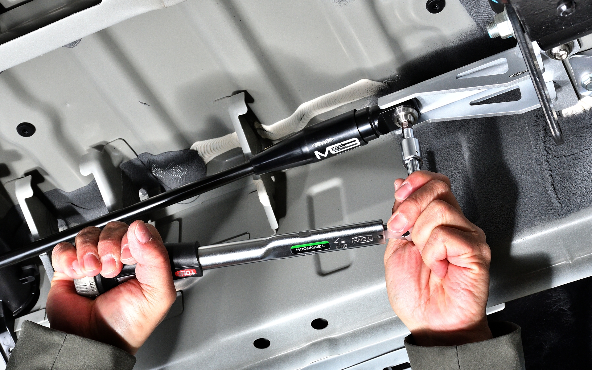 MCBとブラケットを止める部分は、もっとも効果を発揮できるように、締め付けトルクも55Nmに指定されている