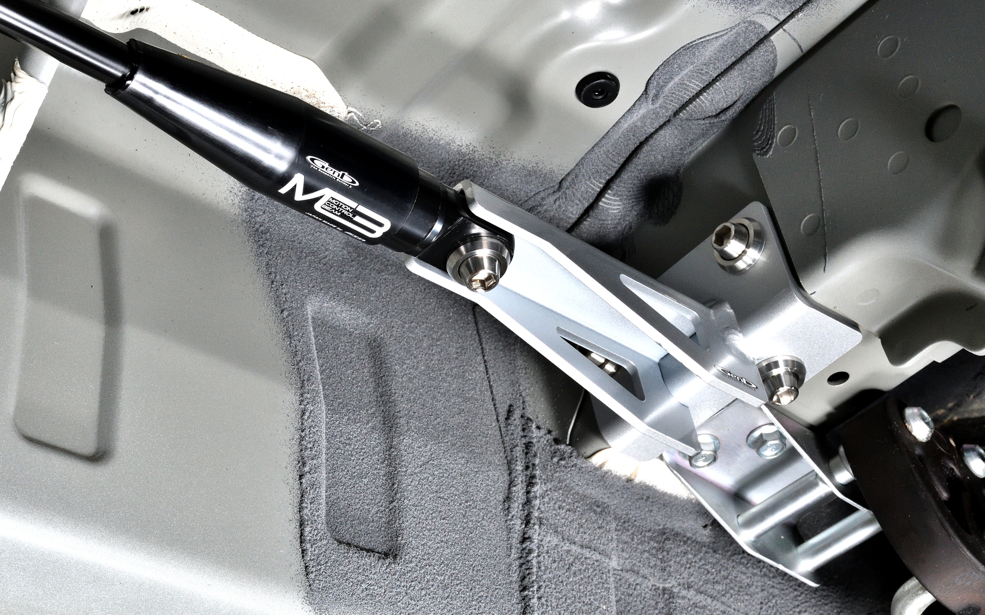 リア装着部。ナットのない部分は、あらかじめネジ山が設けられている車体のサービスホールを利用する