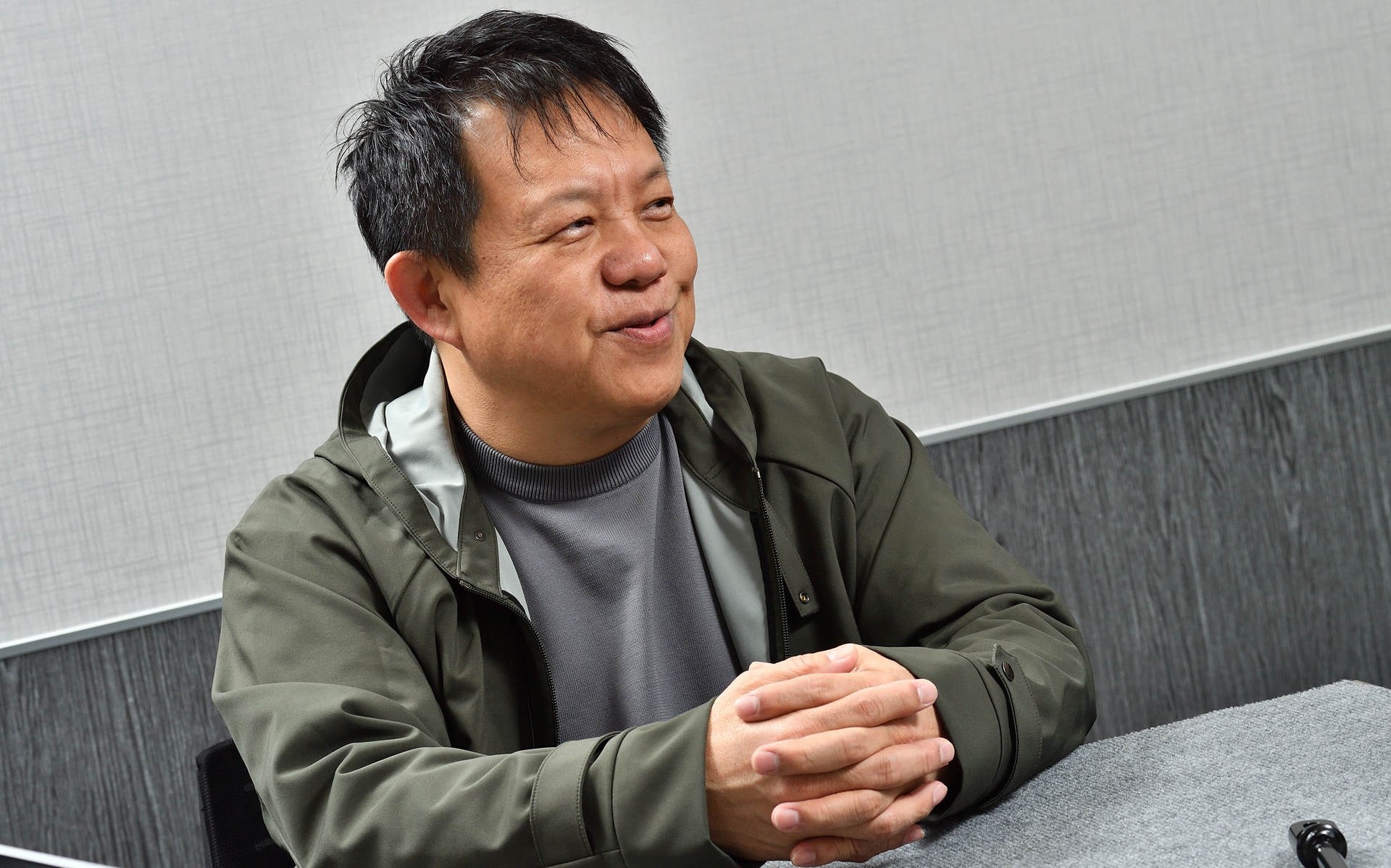 ムーンフェイス代表取締役の阿部卓郎氏。若かりしころは中部エリアで1-2を争うモータースポーツガレージで修業を積み、23歳でムーンフェイスを起業。筑波FR最速マシンを生み出したのち、そのノウハウを活用し、ハイエースやキャラバン、ジムニーなどの足まわり改善パーツを開発している