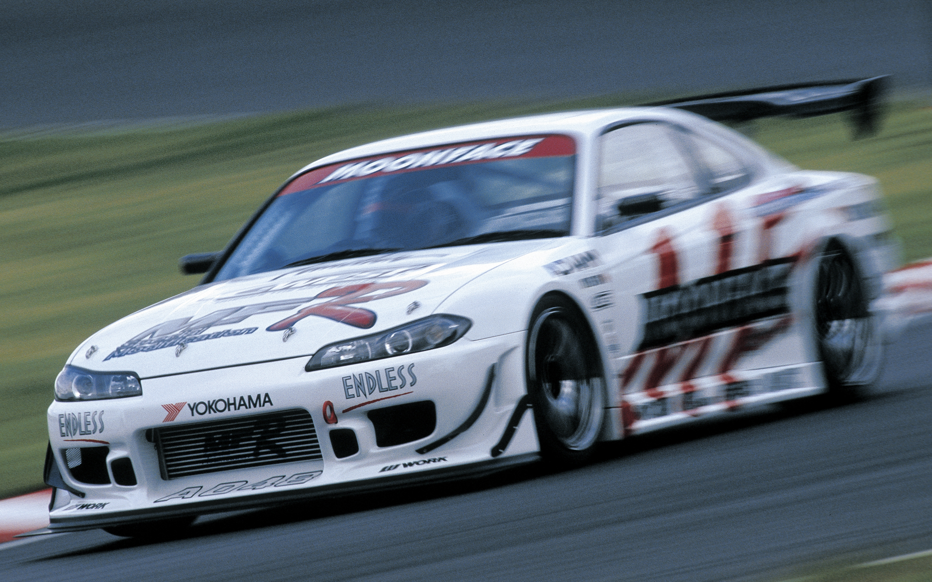 ムーンフェイスは、2002年に茨城県にある筑波サーキット・コース2000で開催された、チューニングカー日本一の最速王を決める「筑波スーパーバトル」にて、日産の「シルビア（S15）」を走らせ、当時のFRクラスのコースレコードとなる58秒142をマーク。そのころから足まわりのノウハウを確立してきた