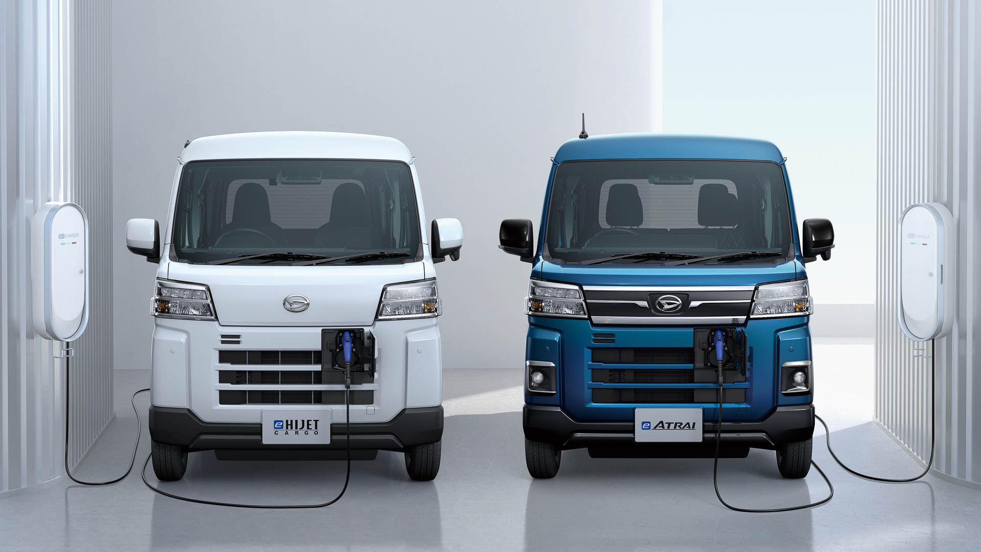 商用バンタイプの量産バッテリEVとなるe-ハイゼット カーゴとe-アトレー