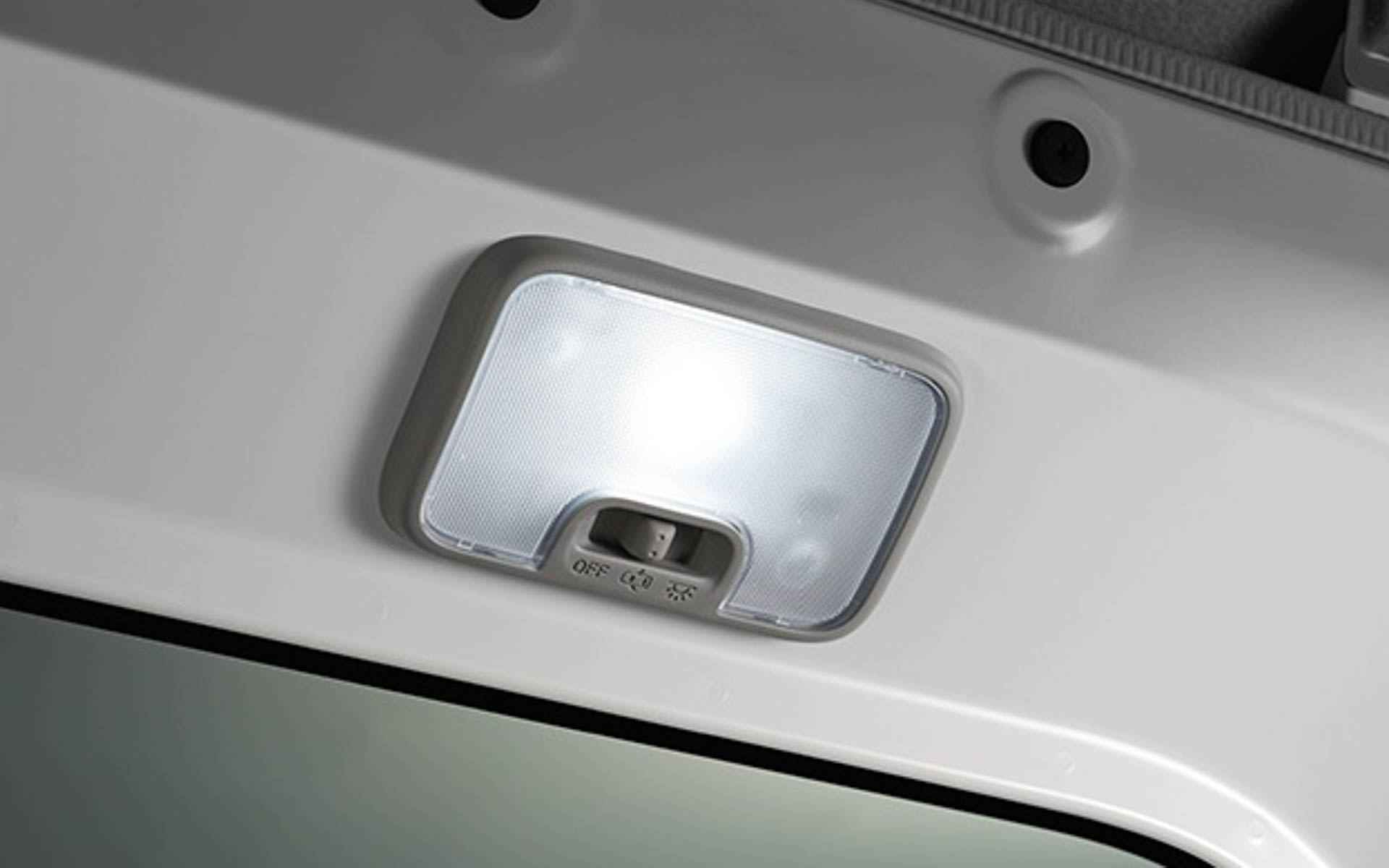 ハイゼット カーゴの凹凸を極力なくしてフラットな荷室を踏襲。全車にLED荷室灯を標準装備している（e-アトレーは大型タイプ）