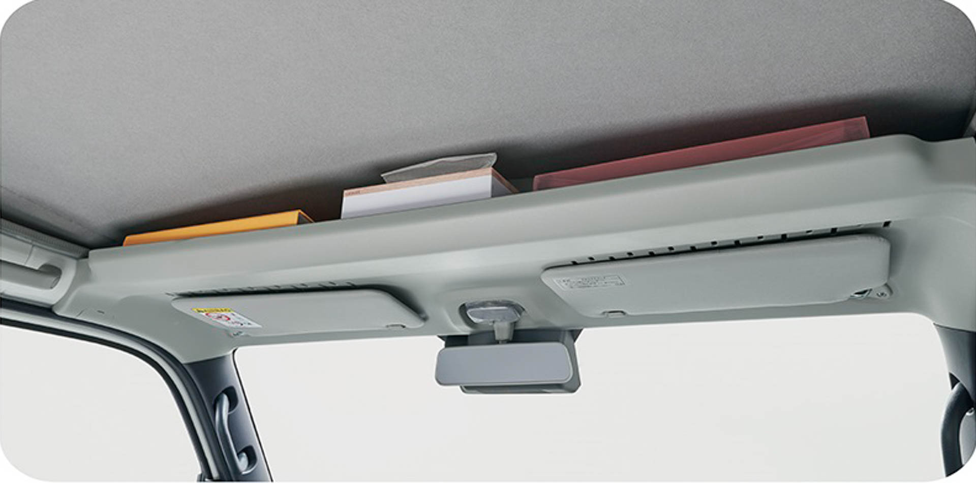 オーバーヘッドシェルフを全車に設定