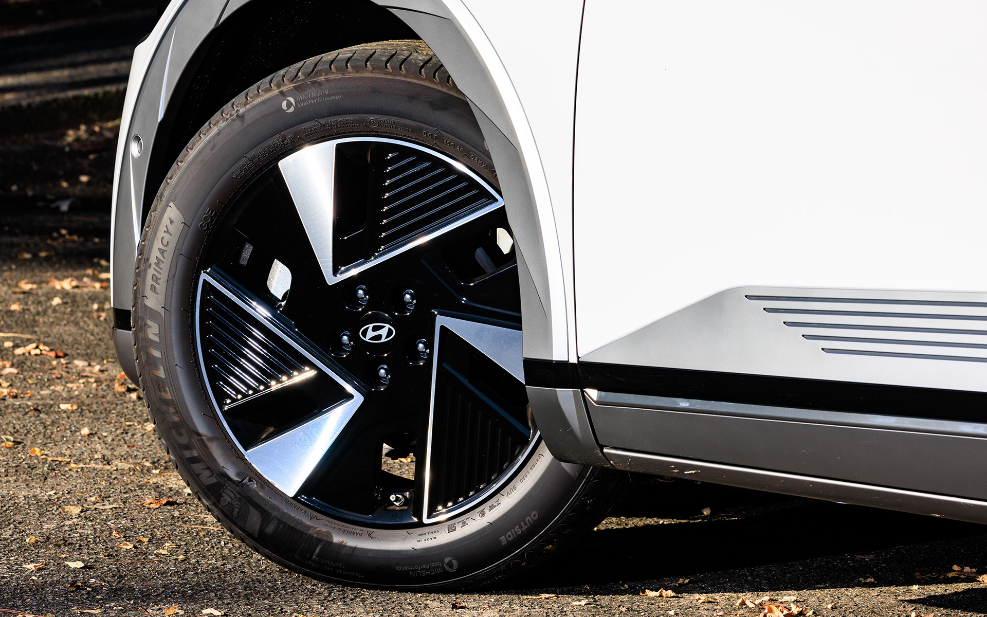 試乗車の装着タイヤはミシュランの「プライマシー4」で、サイズは前後とも235/55R19