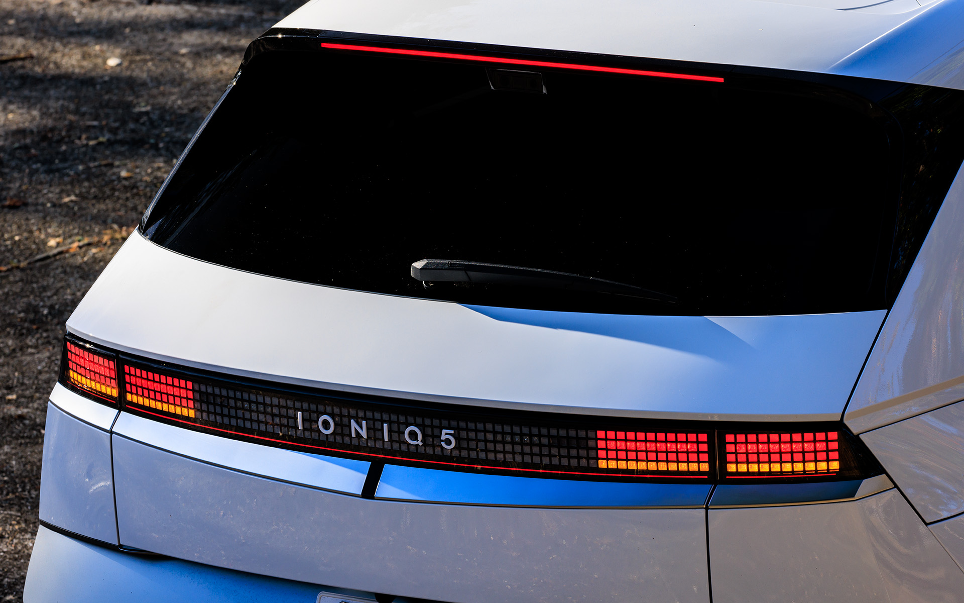 外観は「パラメトリックピクセル」というデザイン言語により、ピクセルを使った独創的なビジュアルを採用