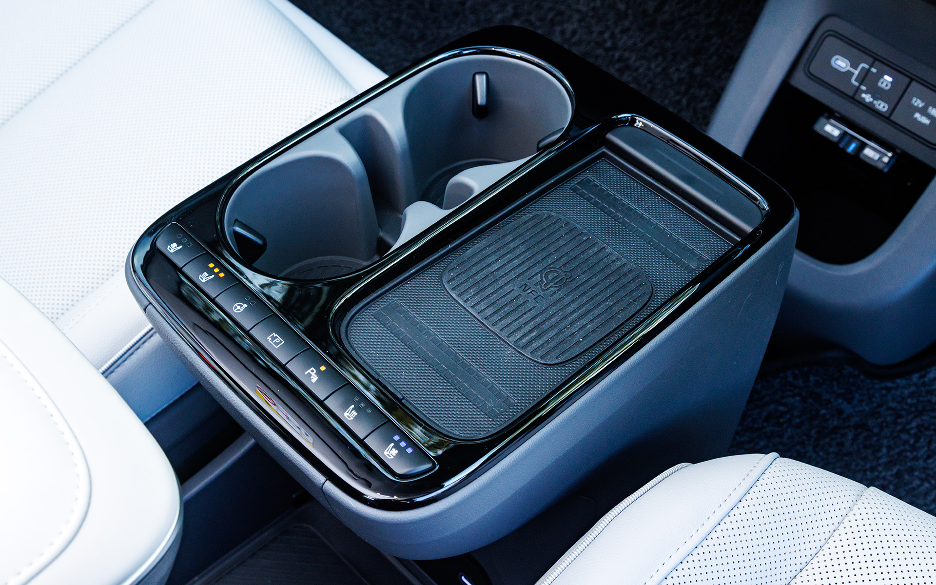 センターコンソールにはドリンクホルダーと置き充電も完備