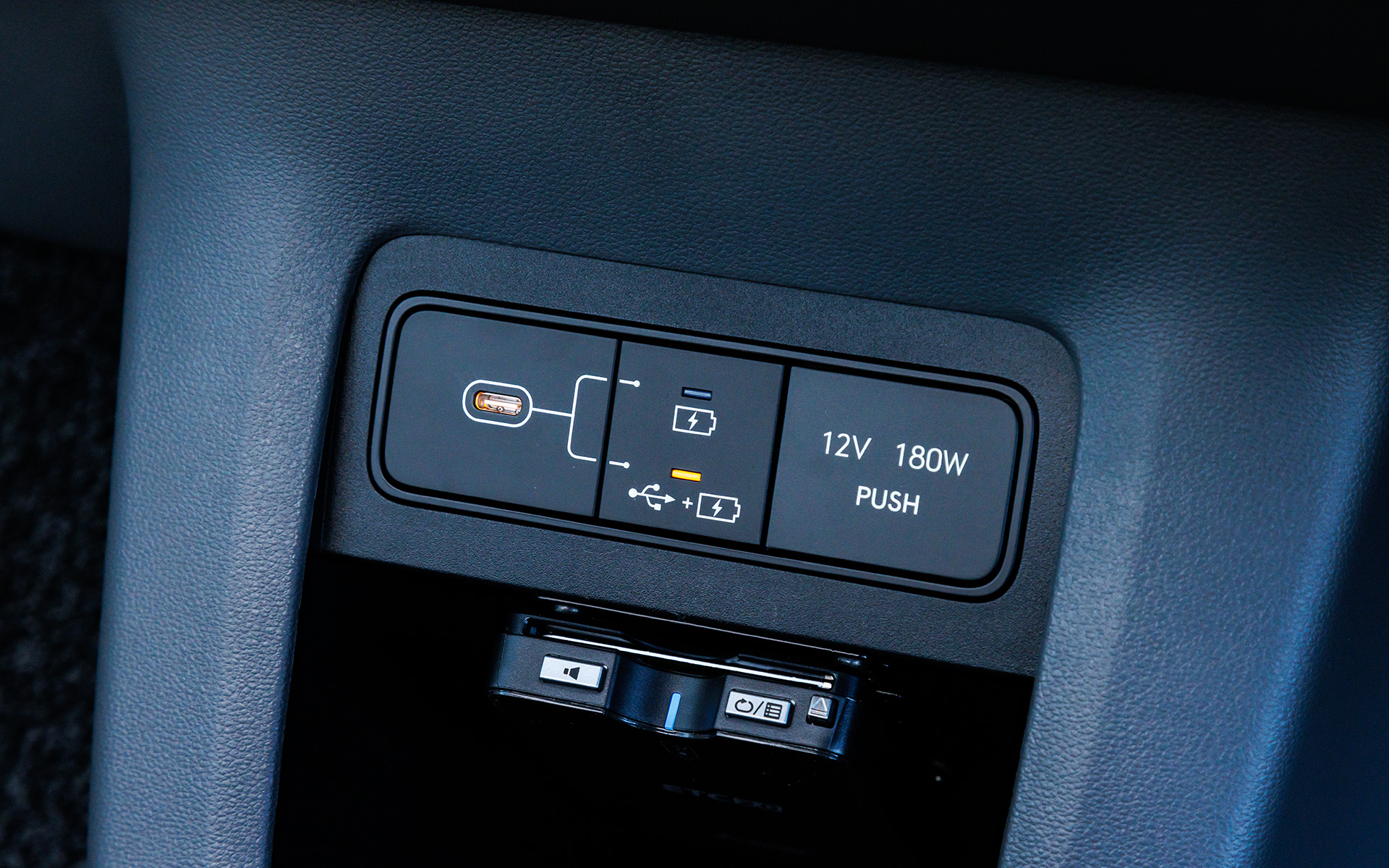 USB Type-Cポートは充電だけでなく車両とも接続できる