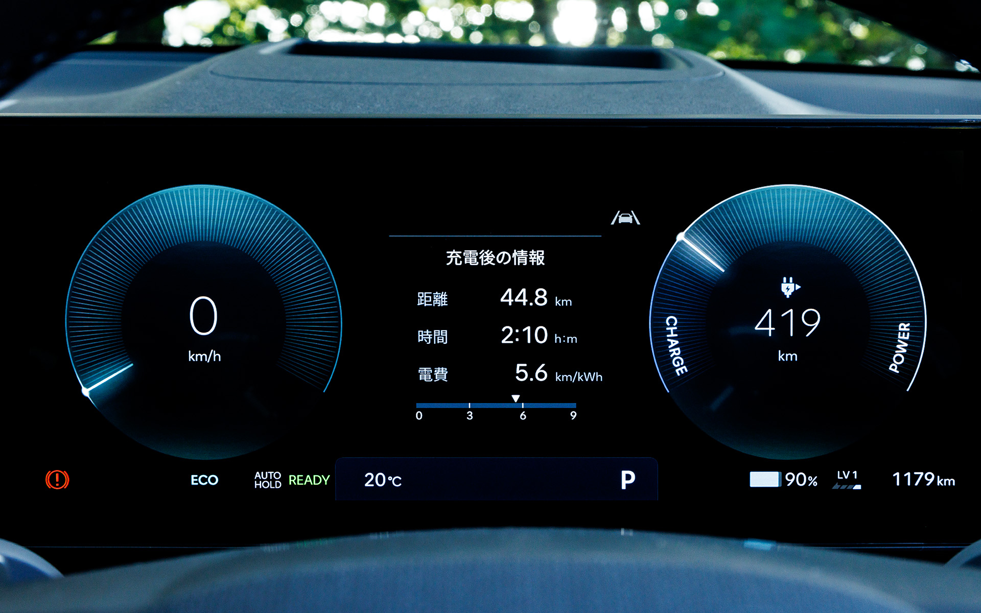 コクピットには昼夜を問わずに見やすい大型液晶式の12.3インチクラスターを完備