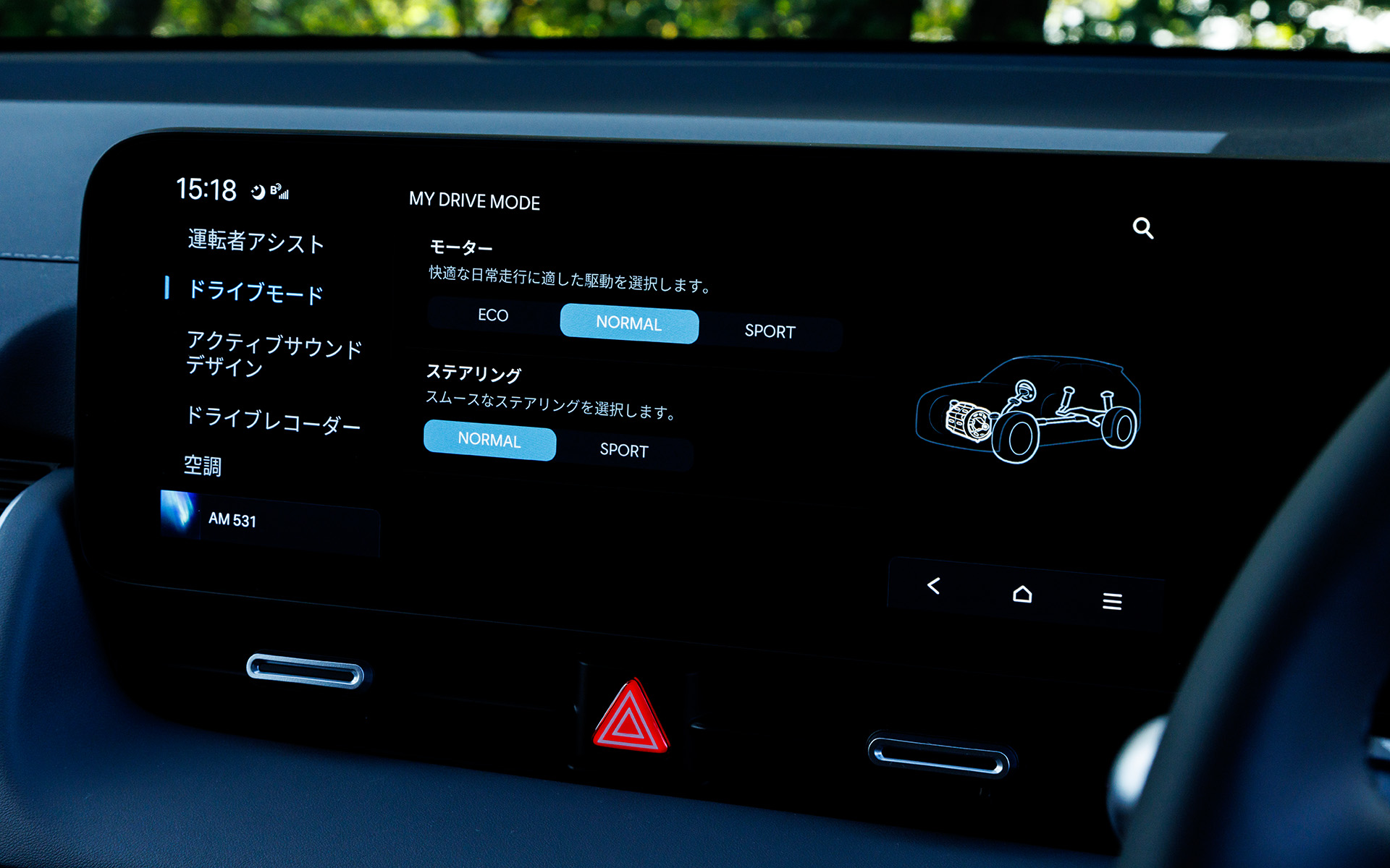 ドライブモードは3種類あるほか、ステアリングの操作感はスポーティにもできる