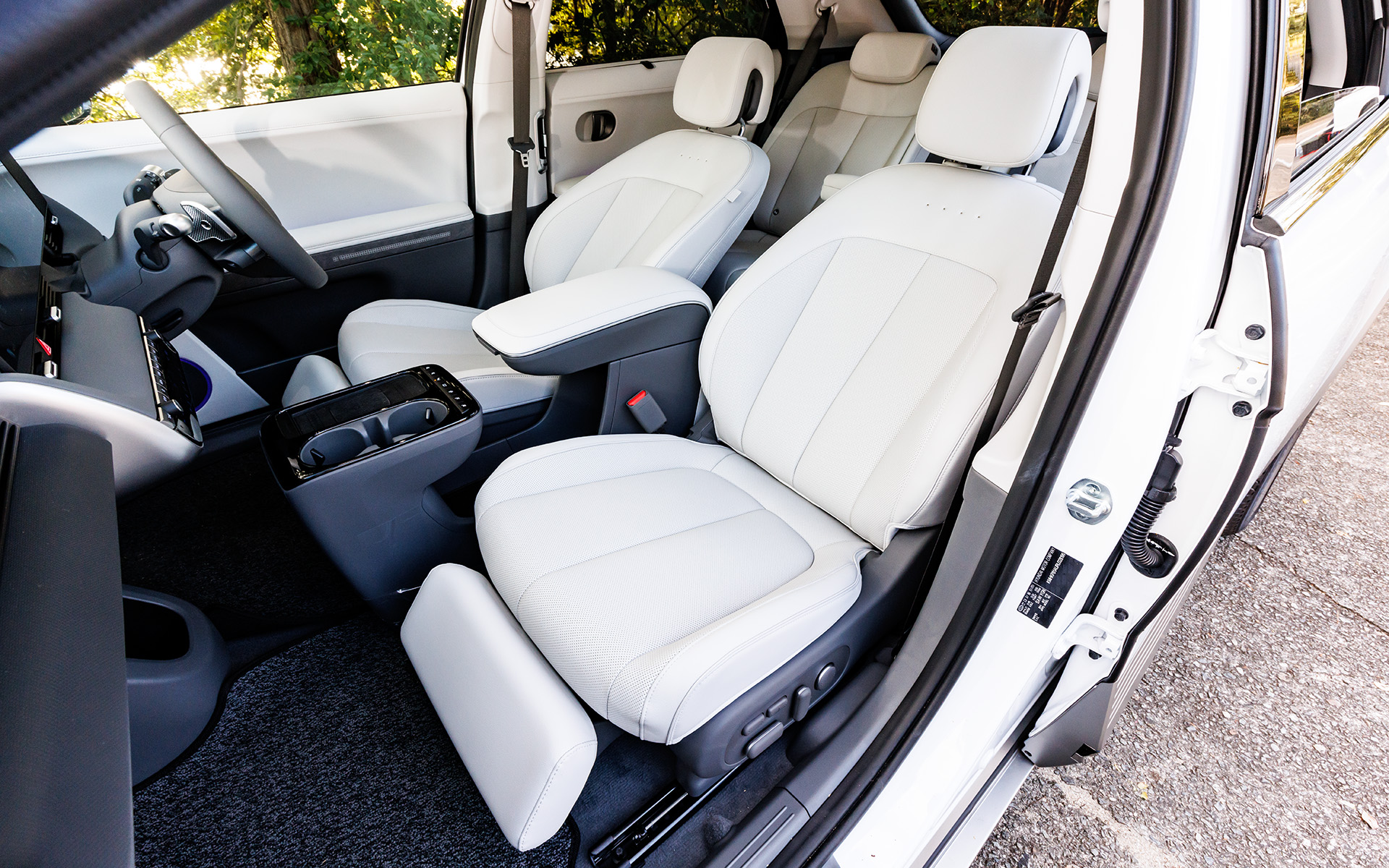 運転席も助手席もオットマンを完備