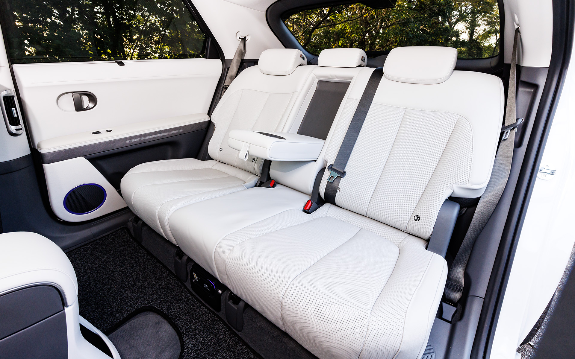 後席も十分な広さを確保している