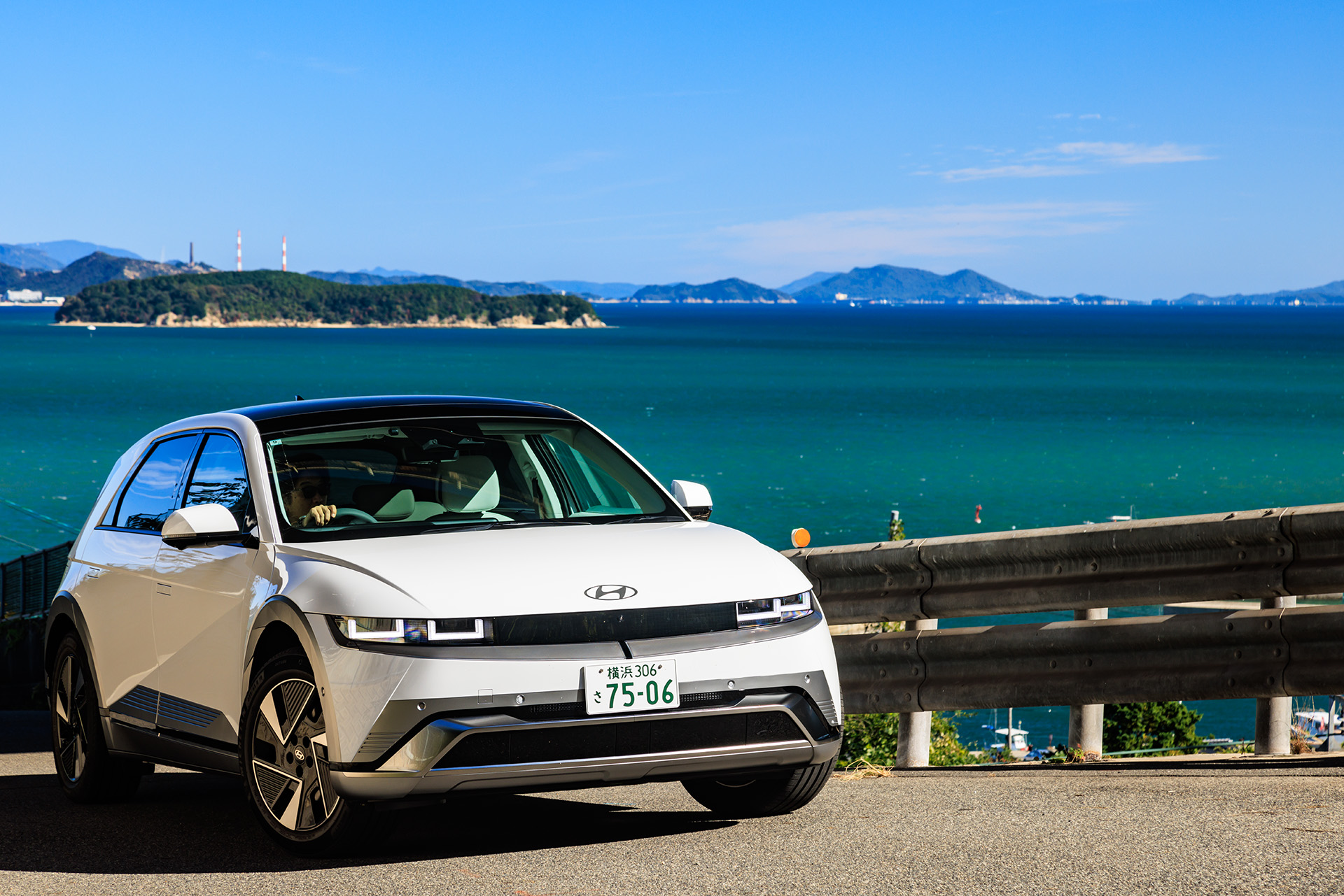 ヒョンデの「アイオニック5」で岡山→東京のロングドライブを試してみた。後ろに見えるのはエメラルドグリーンに輝く瀬戸内海の雄大な景色