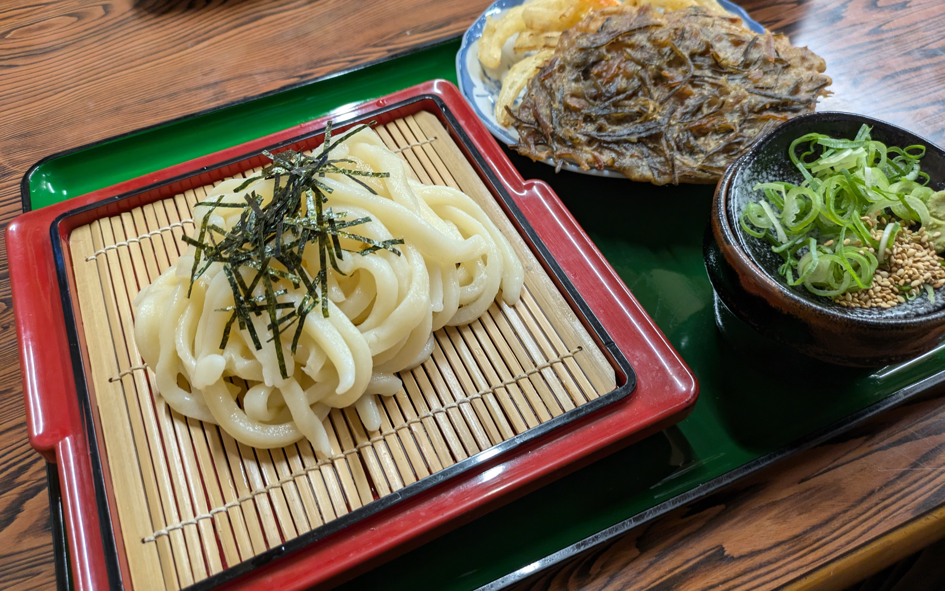 岡山県倉敷市大畠にある「さぬきや」では、「ざるうどん」と一緒に魚のすり身にイカなどを混ぜ込んで揚げた「いり天」で小腹を満たした