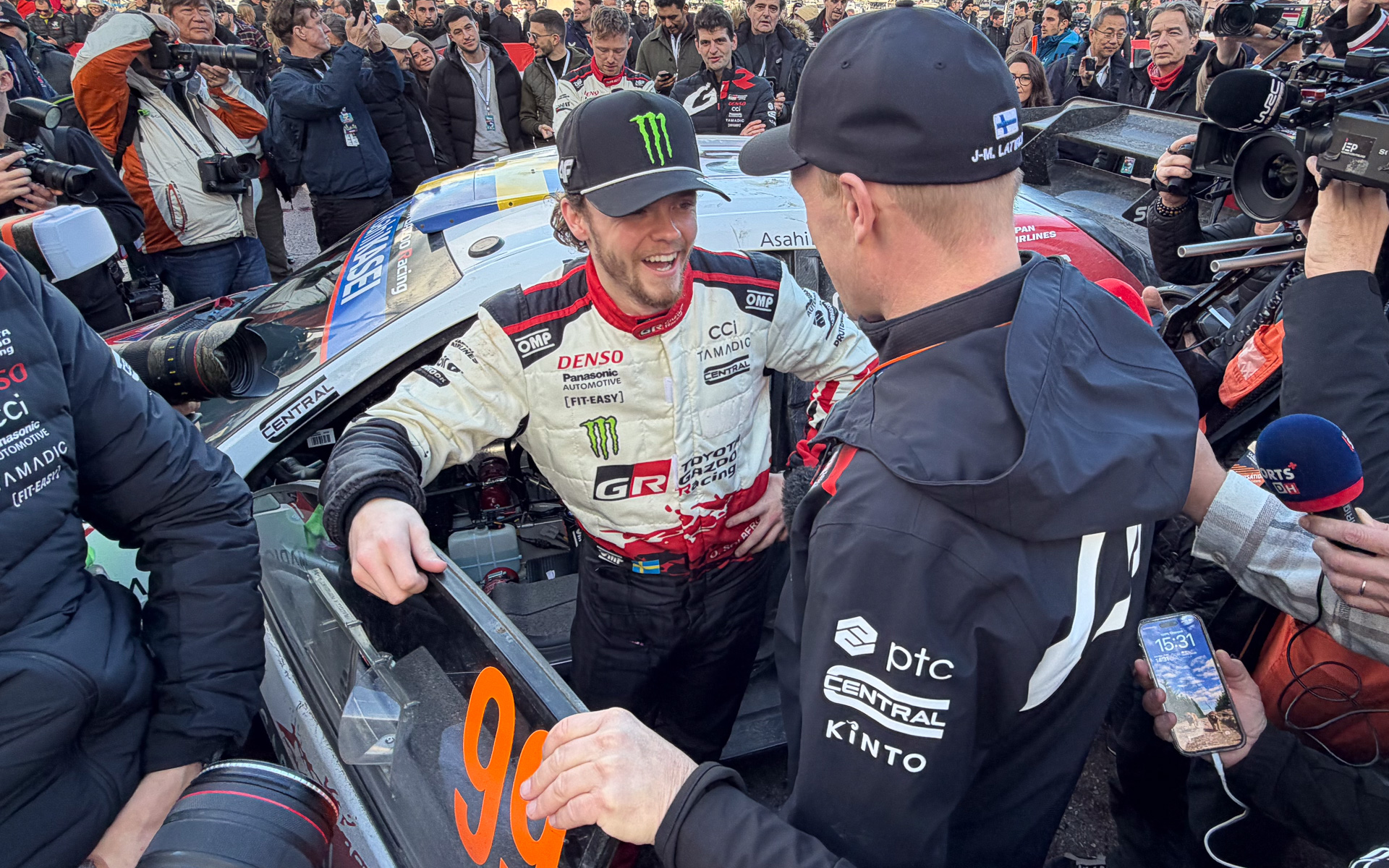 WRC開幕戦ラリー・モンテカルロを最年少優勝したオリバー・ソルベルグ選手（左）を迎えるヤリ-マティ・ラトバラチーム代表（右）